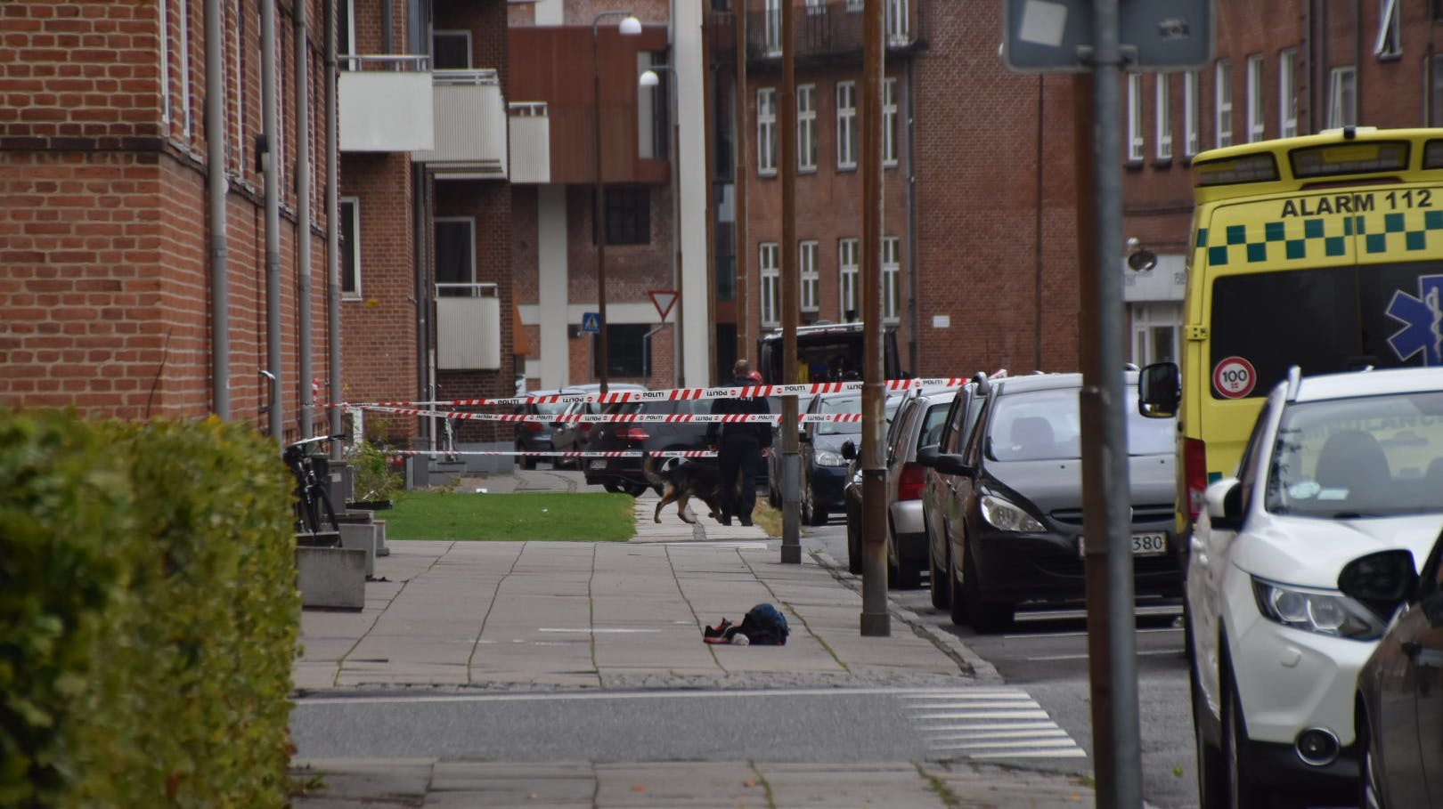 Gerningsstedet i Svendsgade i Vejle er afspærret og politiet er massivt til stede, efter en mand onsdag formiddag blev fundet stærkt blødende på gaden. Manden er afgået ved døden.