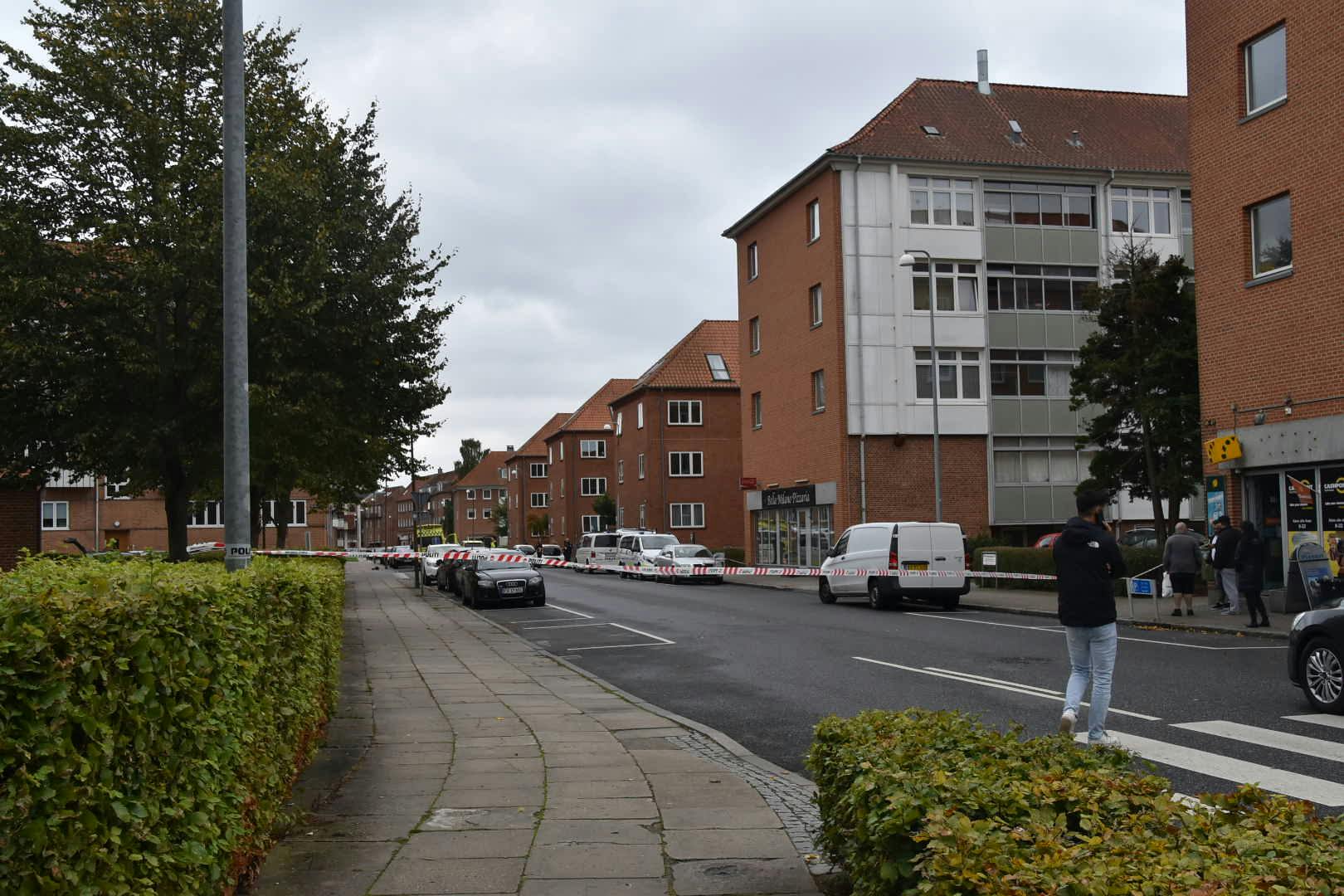 Politiet er onsdag massivt til stede omkring Svendsgade i Vejle. En mand blev omkring klokken 11 fundet stærkt blødende på gaden - han er nu afgået ved døden. Politiet mistænker, at han er blevet knivstukket.
