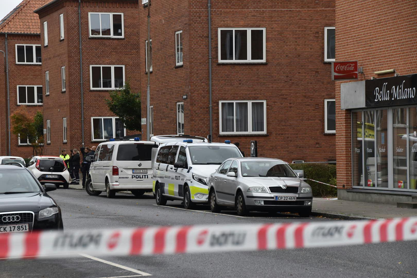 Politiet er onsdag massivt til stede omkring Svendsgade i Vejle, hvor en mand tidligere i dag blev fundet stærkt blødende.
