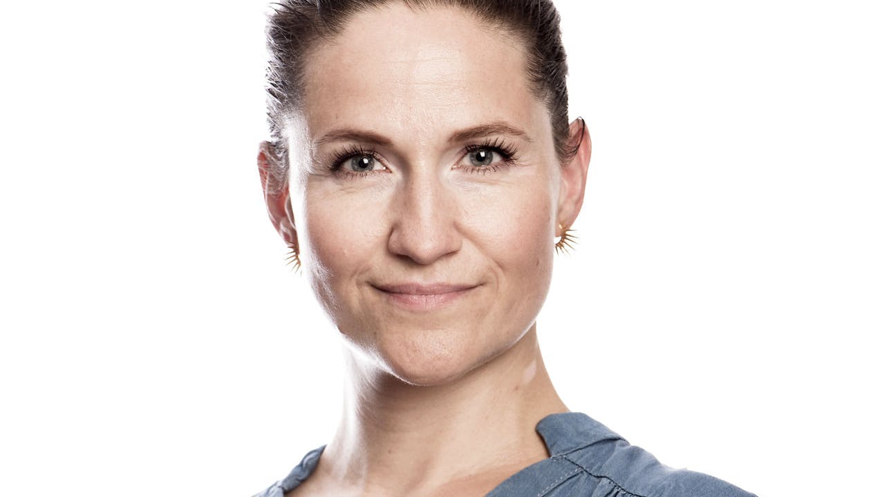 TV 2-værten Gertrud Højlund er her klædt i blåt, men det betyder ikke, hun stemmer på blå blok.