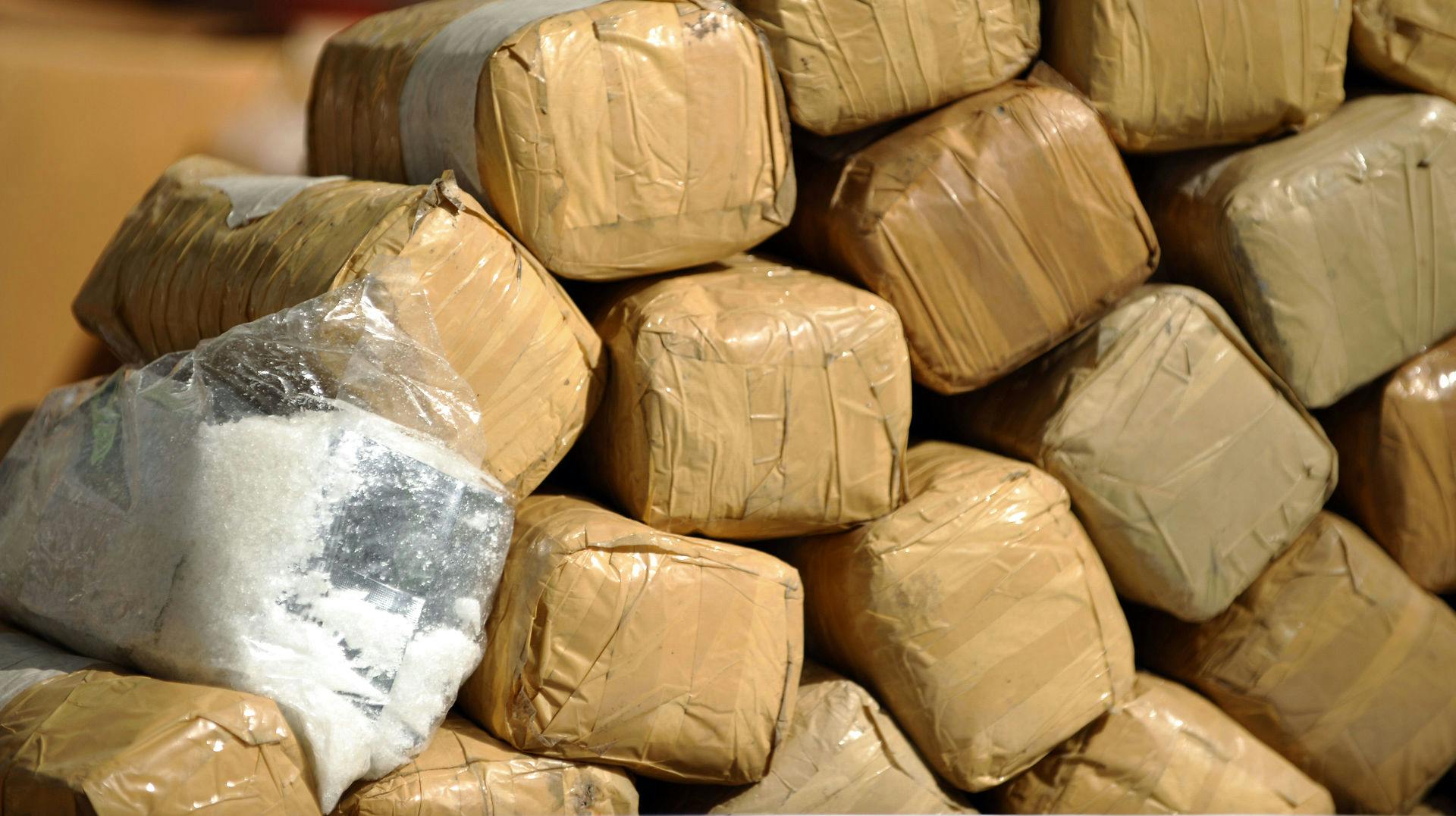 Fem personer blev onsdag anholdt og sigtet for indsmugling og besiddelse af knap 100 kilo amfetamin og 10 kilo af et endnu ukendt stof.