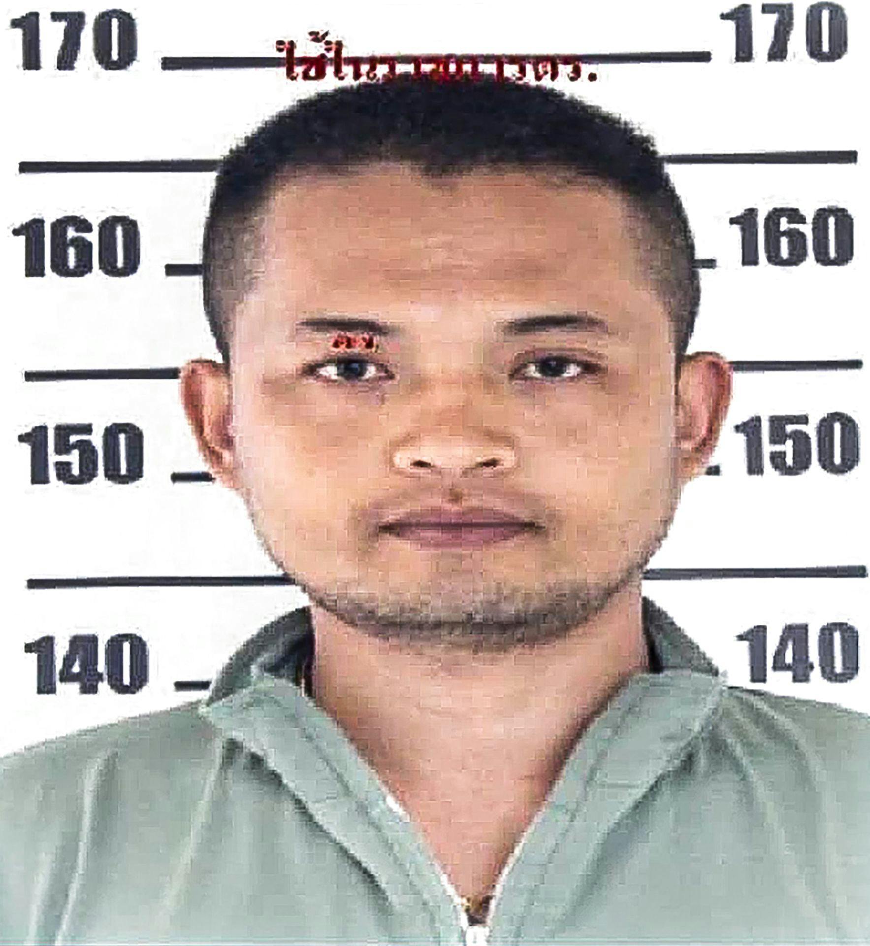 Den tidligere politibetjent Panya Khamrab er blevet identificeret som gerningsmanden til det forfærdelige masserskyder i Thailand, hvor mindst 34 blev dræbt - heraf 22 børn.