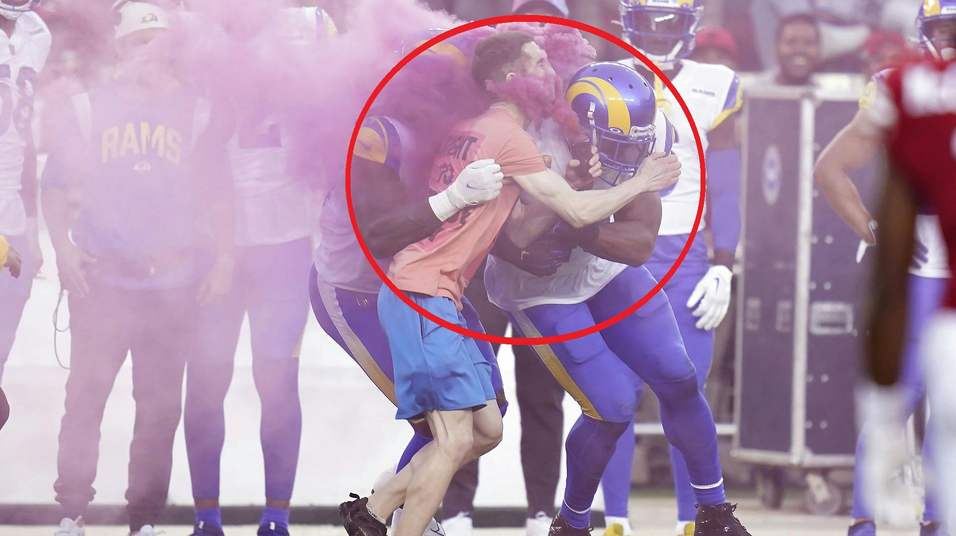 En baneløber fik sig en brutal overraskelse, da han pludselig blev tacklet af Los Angeles Rams-spillerne Takkarist McKinley og Bobby Wagner.