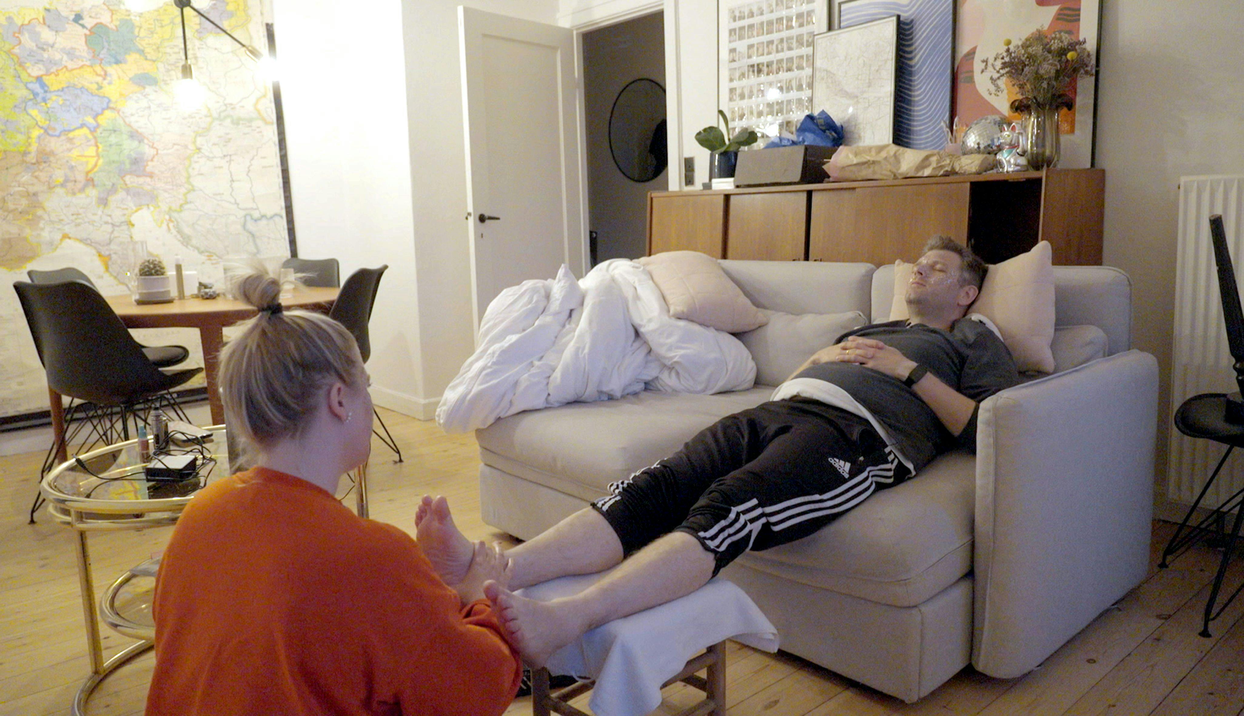 Melissa lægger ud med at give Mikael en fodmassage. Hun er en af de få, der ikke har noget imod fødder.