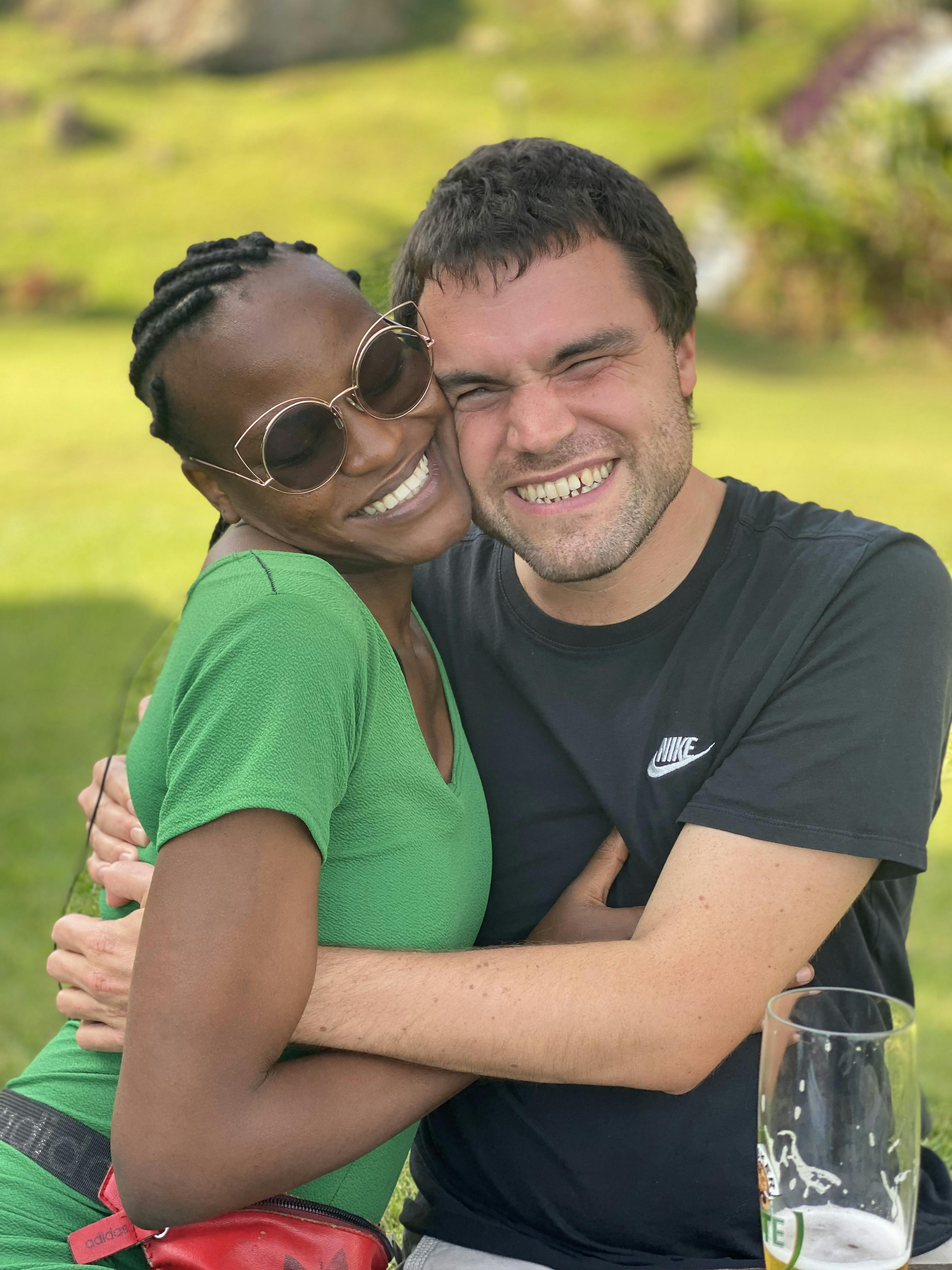 Robin Cox og Charity Chawie venter lige nu deres første barn.