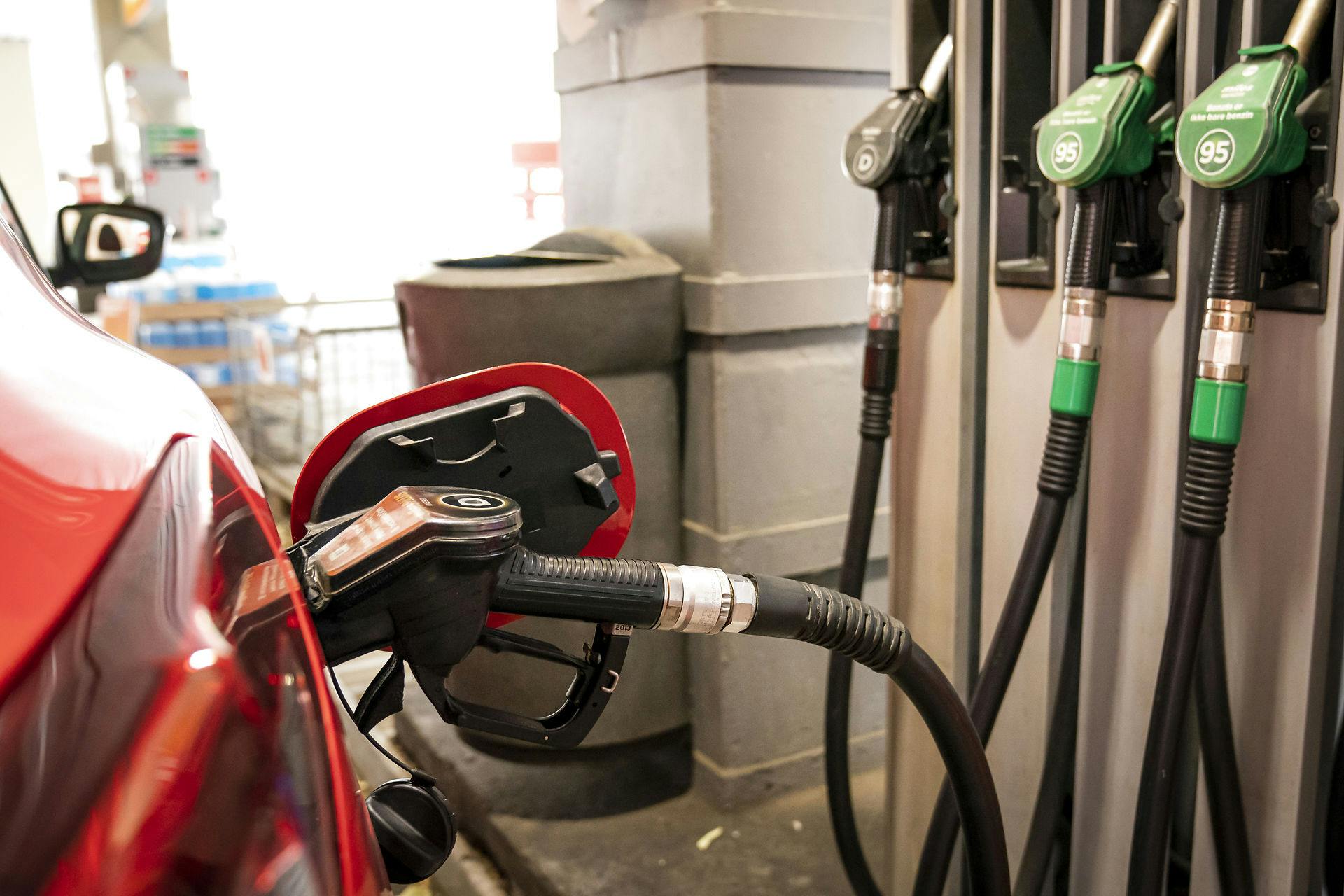 Bilejere kan ånde lettet op, for benzinpriserne stiger formentlig ikke yderligere.&nbsp;
