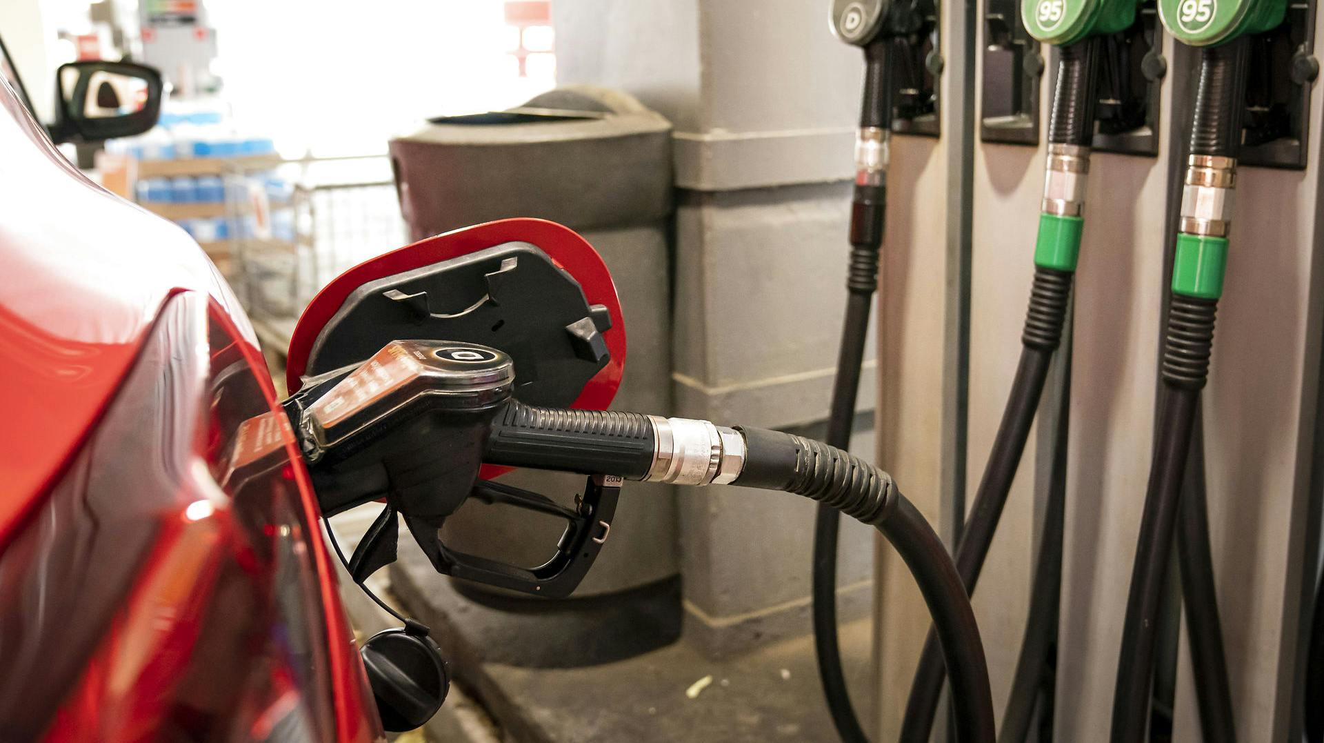 Bilejere kan ånde lettet op, for benzinpriserne stiger formentlig ikke yderligere. 