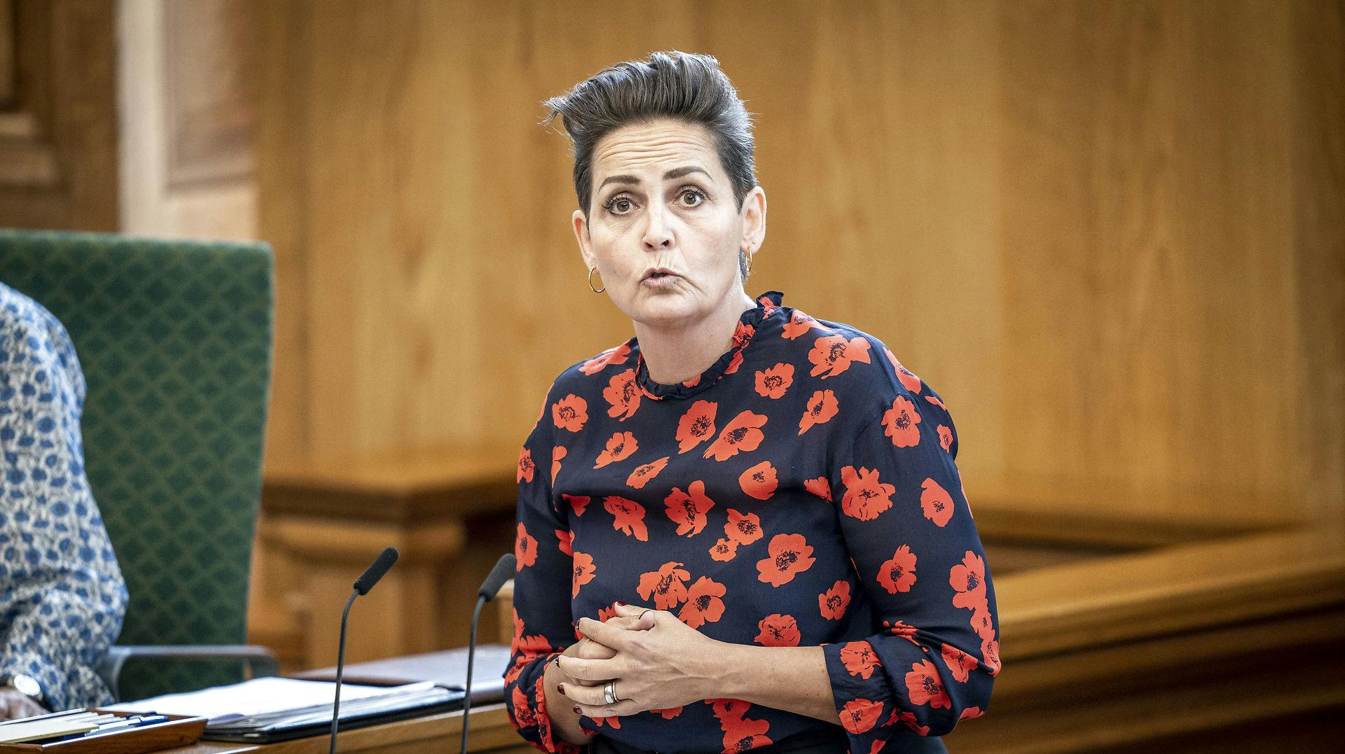 - Det er tæt på det mest vanvittige, jeg har hørt længe, skriver SF-formand Pia Olsen Dyhr om Venstres forslag om at sælge Ørsted. 