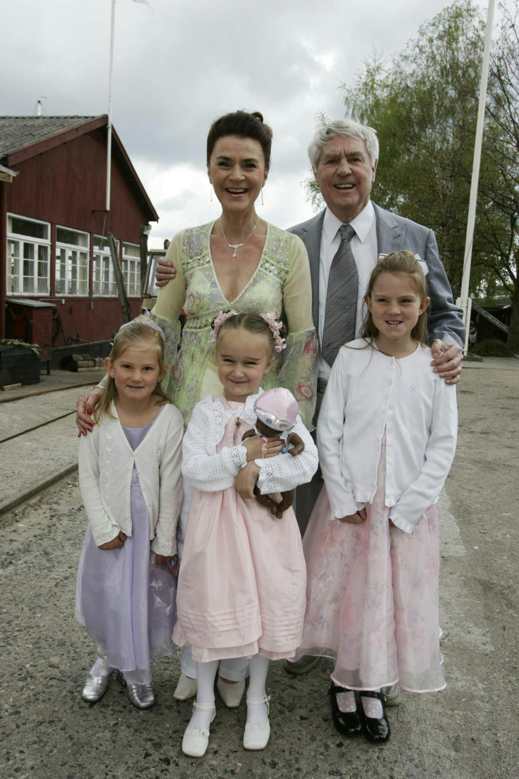 Emma (tv) som barn sammen med sine søstre Lærke og Emilie og bedsteforældrene Inge og Holger Juul Hansen. 