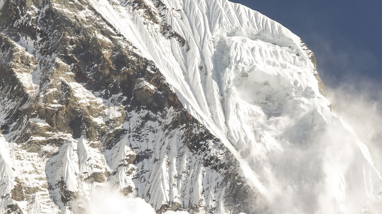 19 personer er døde i en lavine i Himalaya. Her ses en tidligere lavine på Machapuchare i Himalaya.
