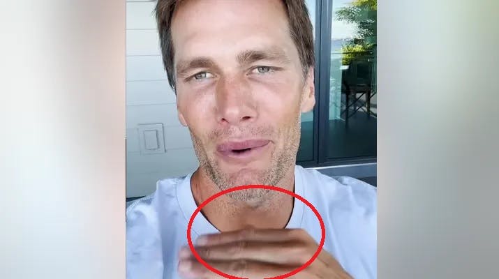 Der var ingen vielsesring at se på Tom Bradys finger i hans video.
