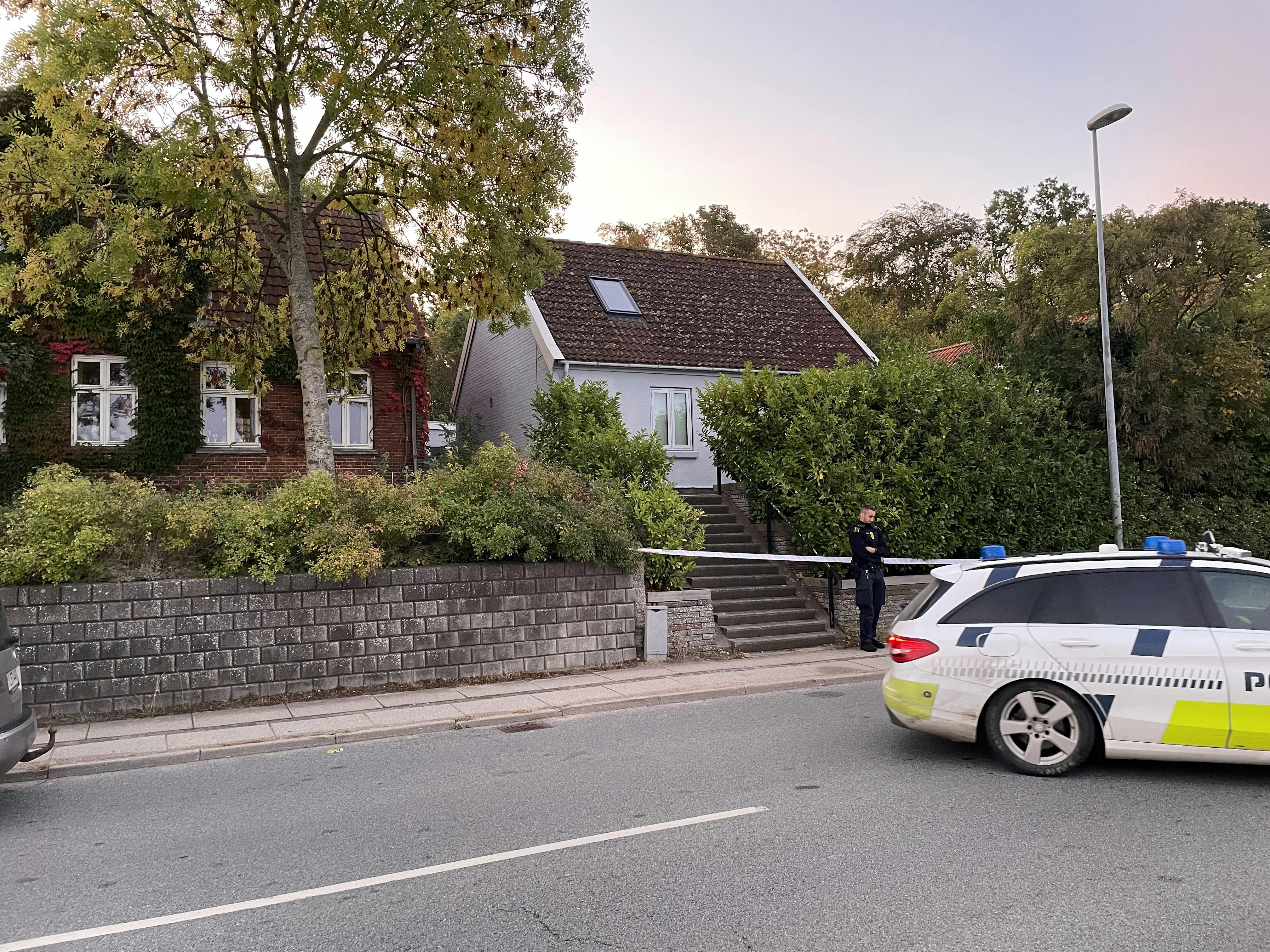 Politiet arbejdede tirsdag morgen på flere adresser i Vordingborg. Her har betjente afspærret et hus tæt på Chr. Wintersvej, hvor den dræbte mandag blev fundet.
