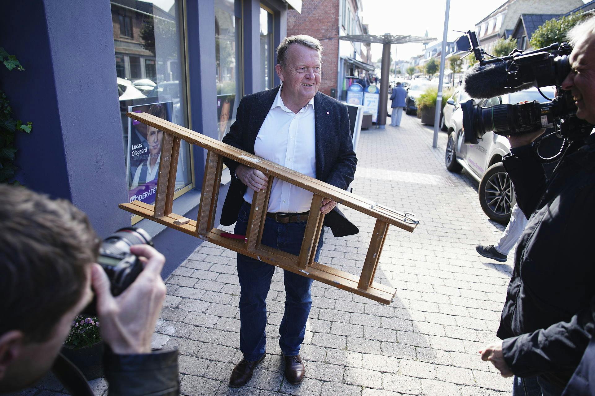 Formand for Moderaterne, Lars Løkke Rasmussen, sætter valgplakater op i Haslev.