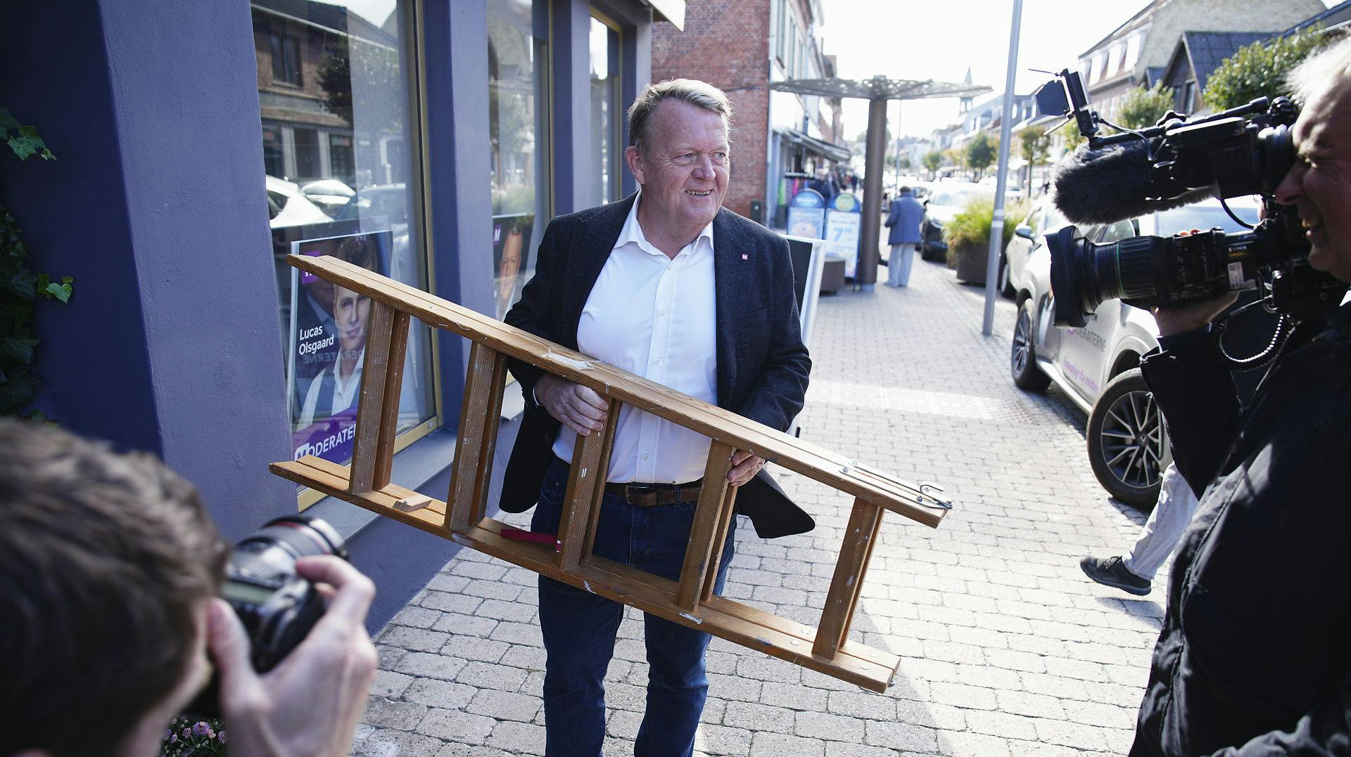 Formand for Moderaterne, Lars Løkke Rasmussen, sætter valgplakater op i Haslev.