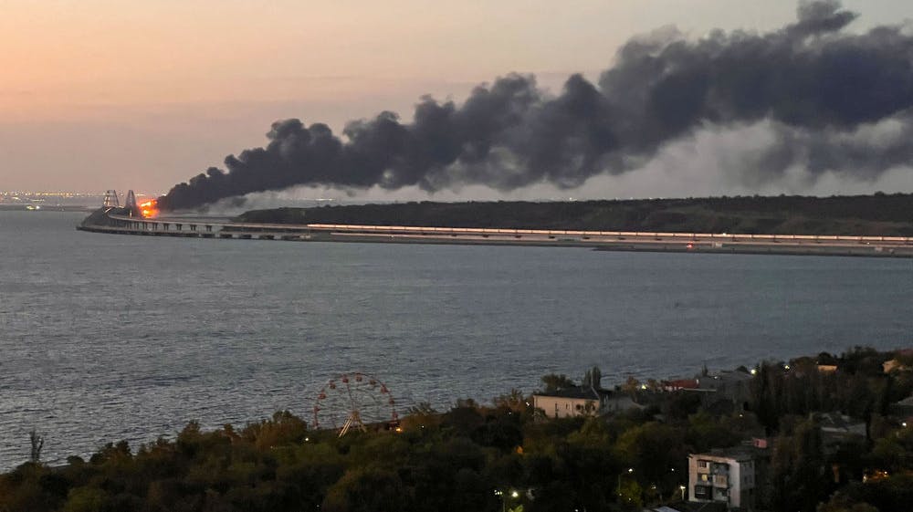 Der kan fra afstand ses flammer på den 19 kilometer lange bro.