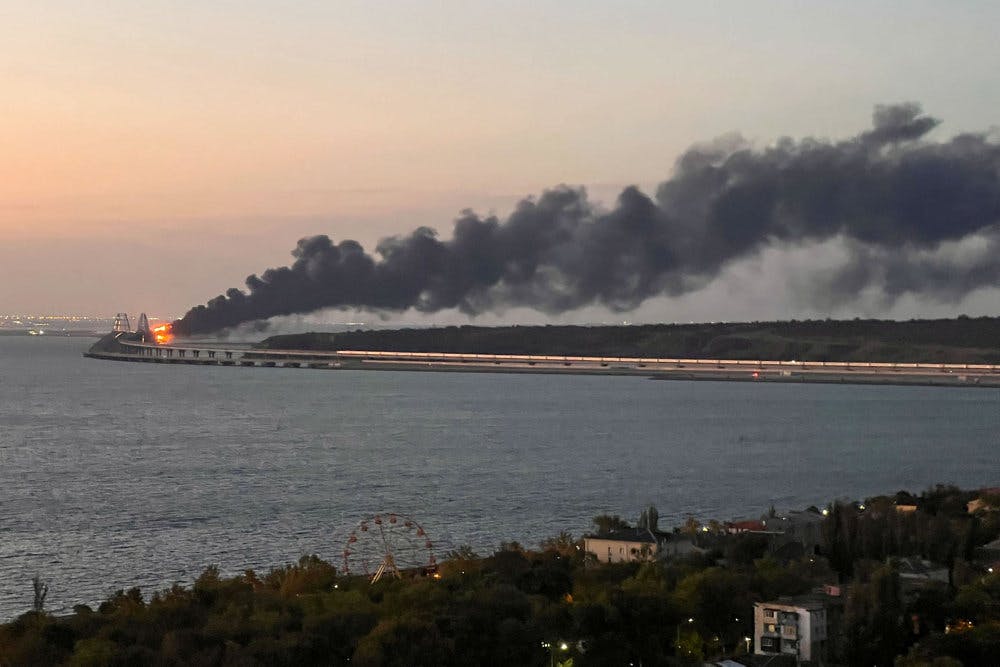 Der kan fra afstand ses flammer på den 19 kilometer lange bro.