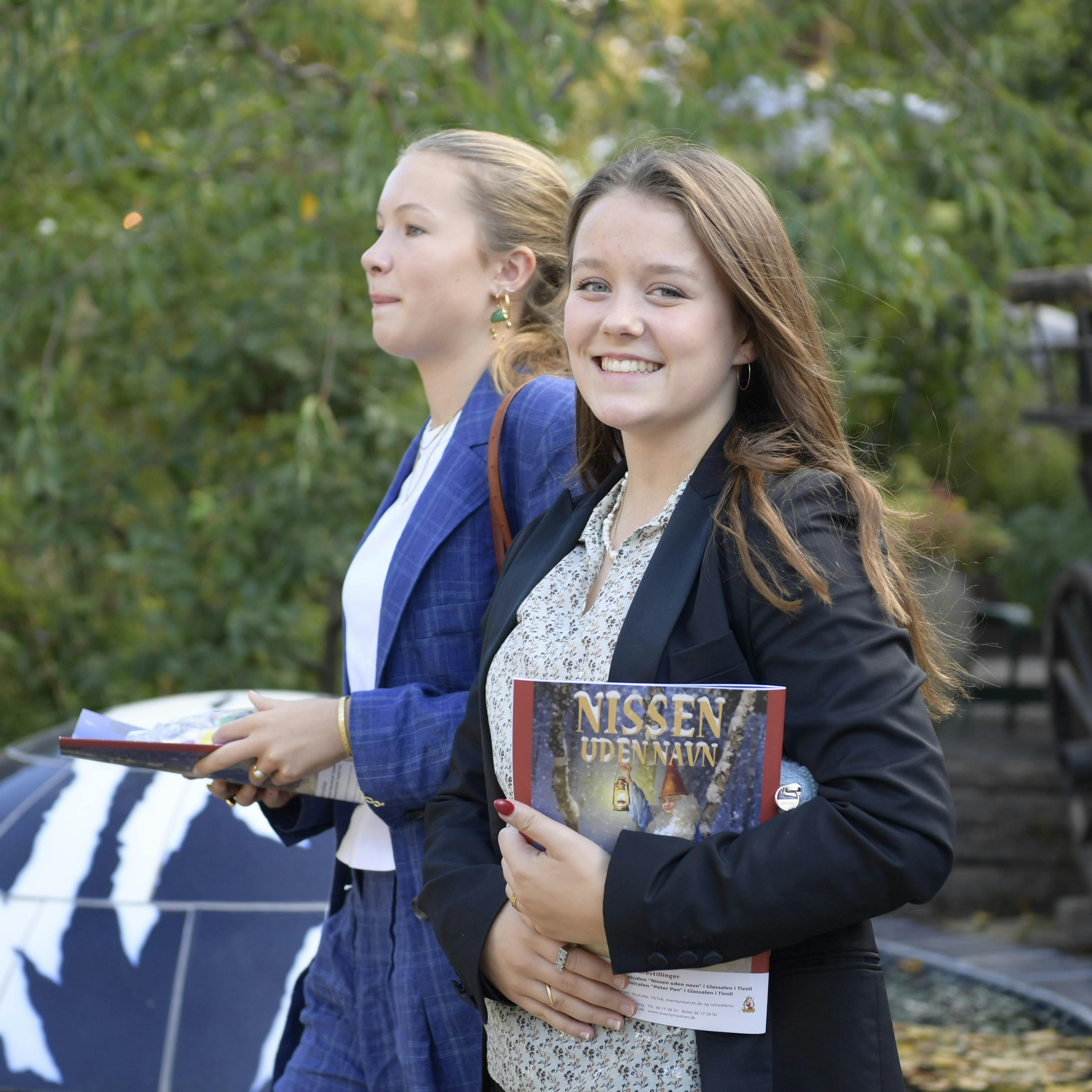 Prinsesse Isabella sendte et forsigtigt smil - og ikke så meget andet - til den fremmødte presse. 