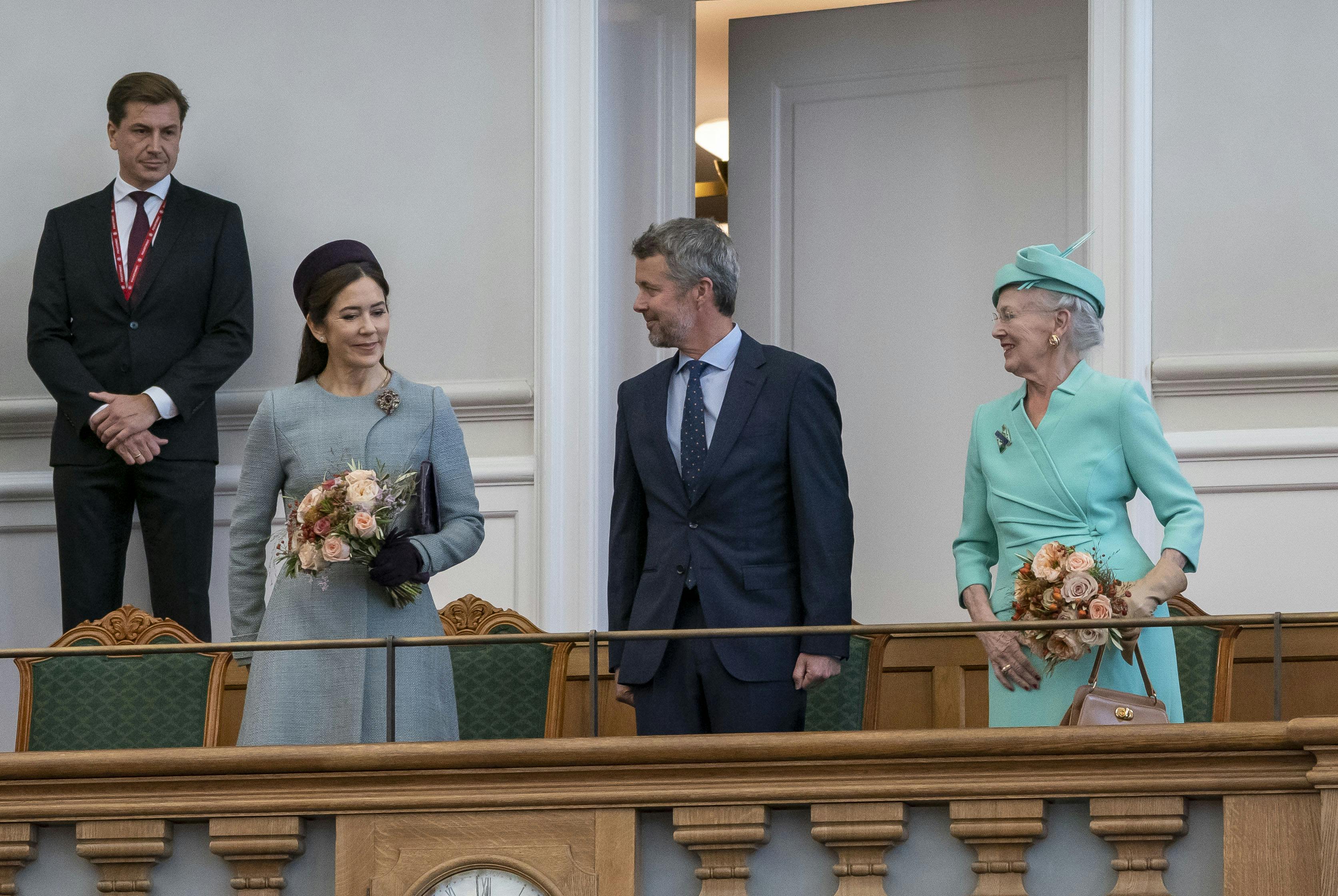 Mary, Frederik og dronning Margrethe må finde plaiderne frem, for retningslinjerne gør, at temperaturen ikke må overstige 19 grader i deres hjem.&nbsp;
