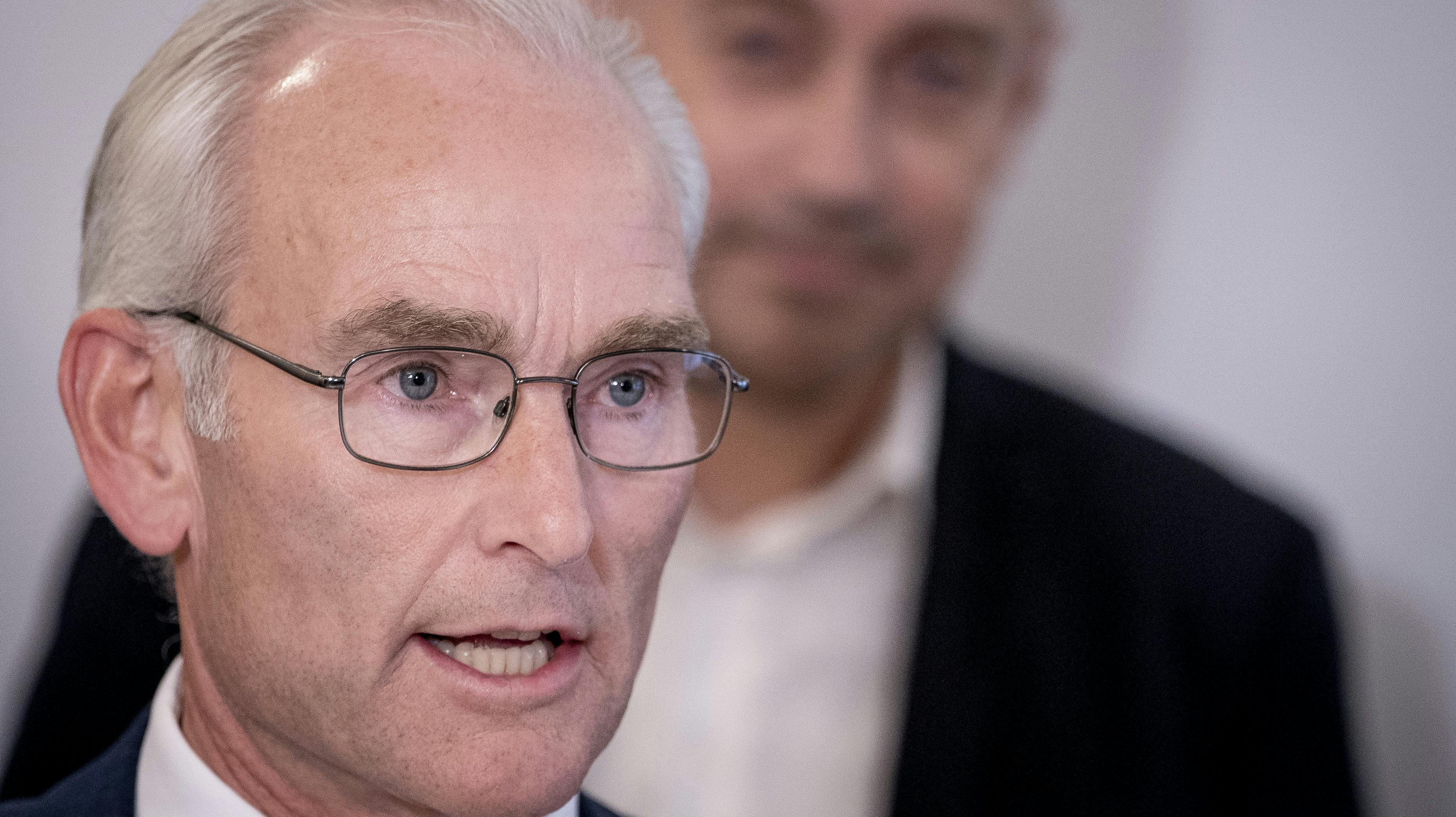 Det er ikke mange, der lægger deres lønseddel frem til offentligt skue, men det konservative folketingsmedlem Per Larsen ønsker med sit stunt at sætte fokus på en politisk kernesag. 