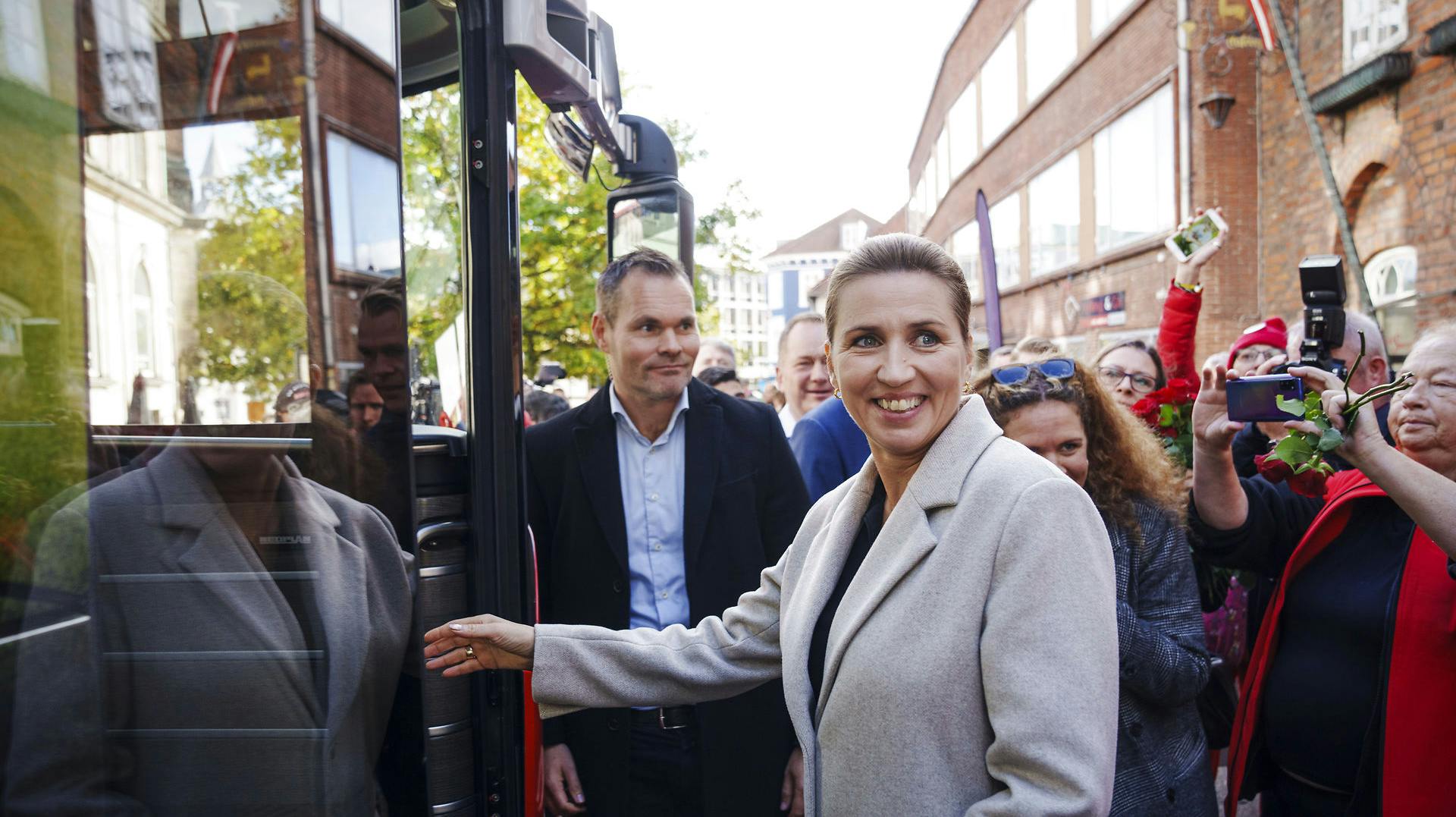 Statsminister og formand for Socialdemokratiet Mette Frederiksen uddeler roser og svarer på spørgsmål på Rådhustorvet i Randers, lørdag den 8. oktober 2022.
