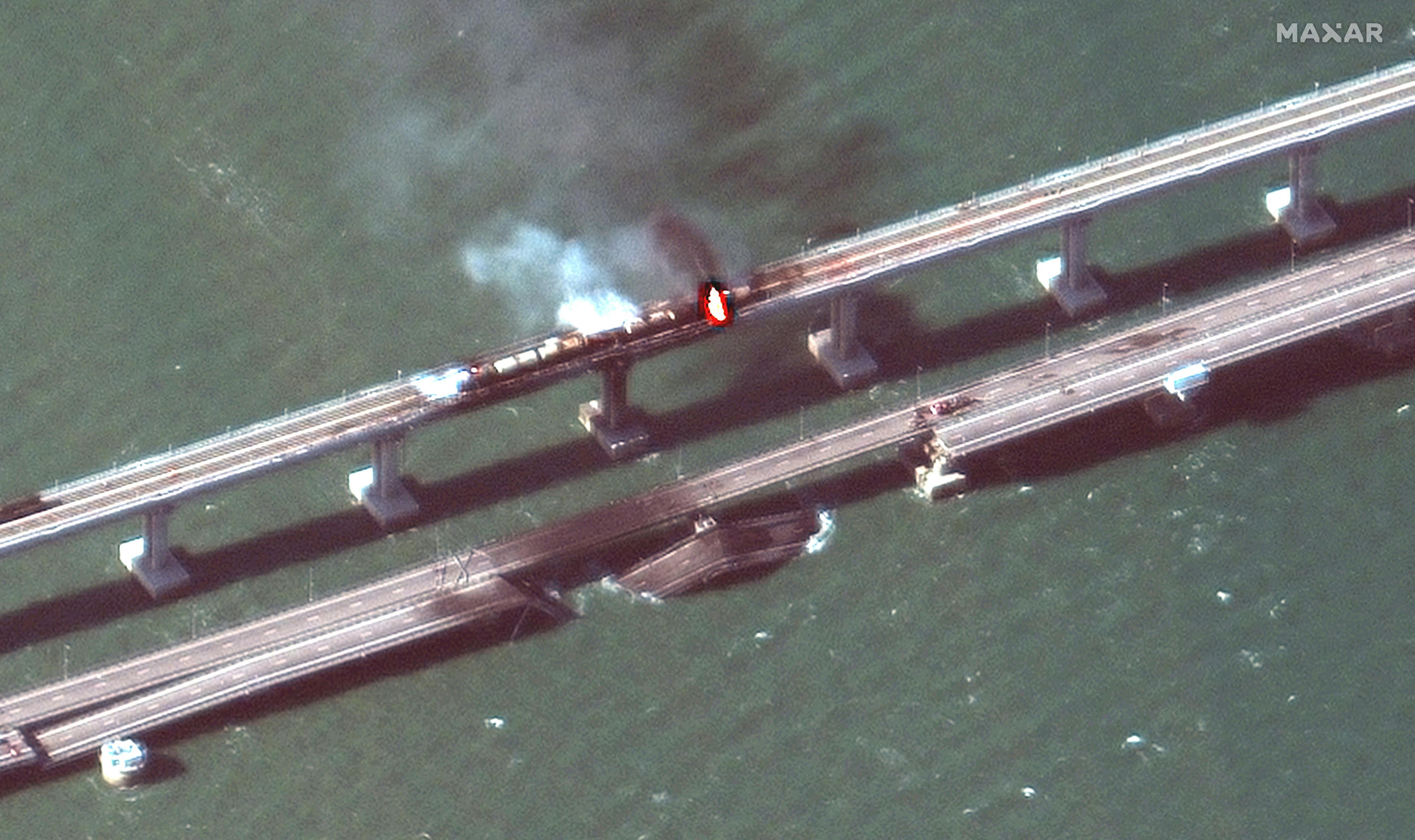 Satellitbilleder viser her røg, der kommer op fra broen over Kertj-strædet, der forbinder Rusland og Krim.&nbsp;