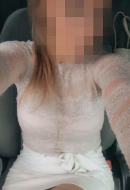 Den 41-årige kvinde, som skal på anklagebænken, har taget en selfie fra et bilsæde – om det er fra ministerbilen, er uvist.