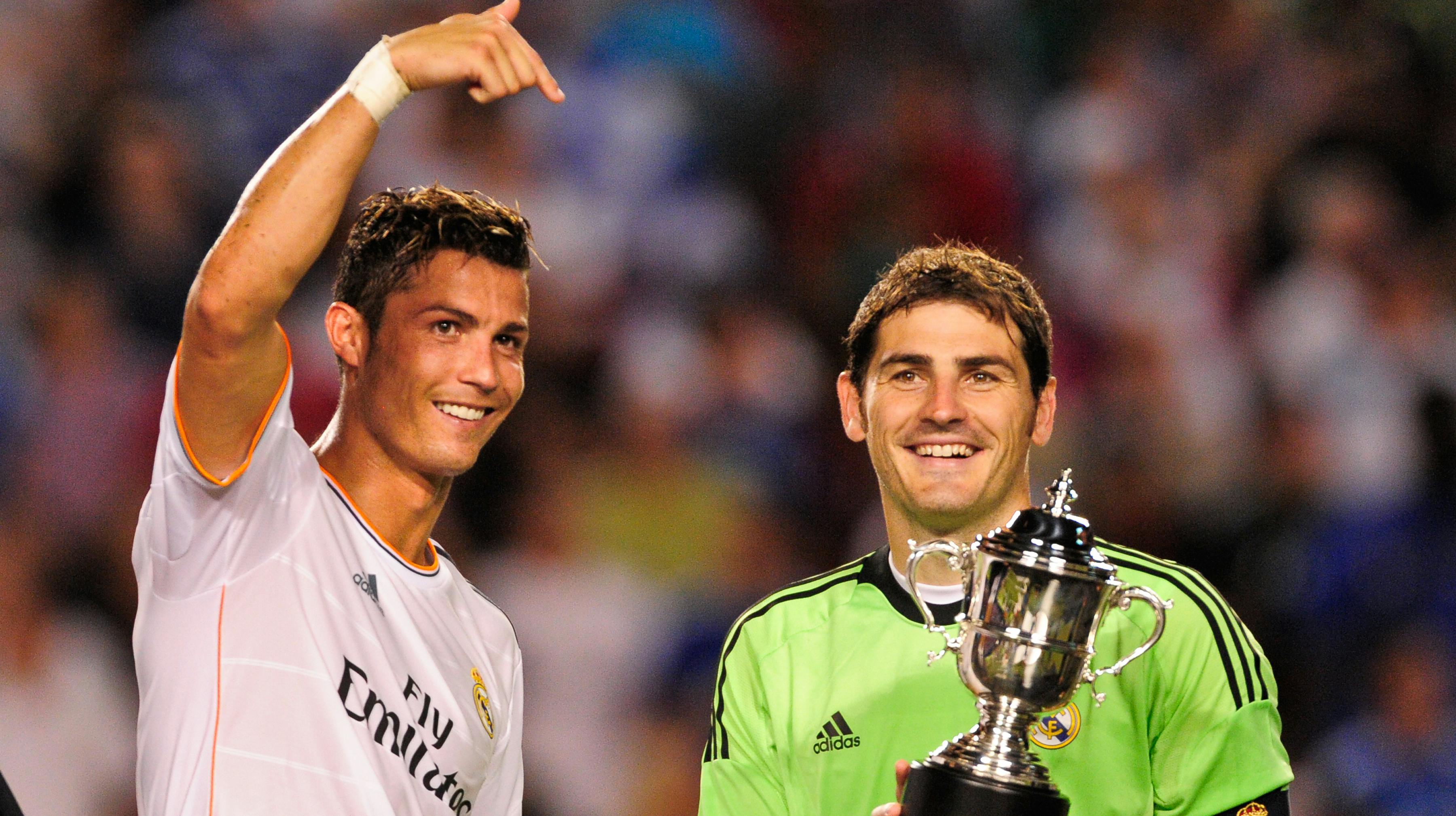 Her ses Casillas med Real Madrid-kollegaen Cristiano Ronaldo tilbage i 2013.