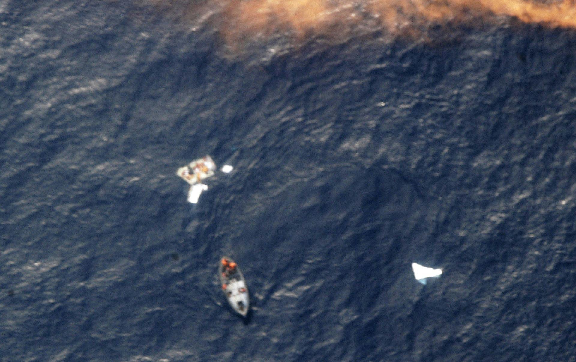 En brasiliansk flådefartøj leder efter vragdele cirka 1.200 kilometer nordøst for den brasilianske by Recife.&nbsp;