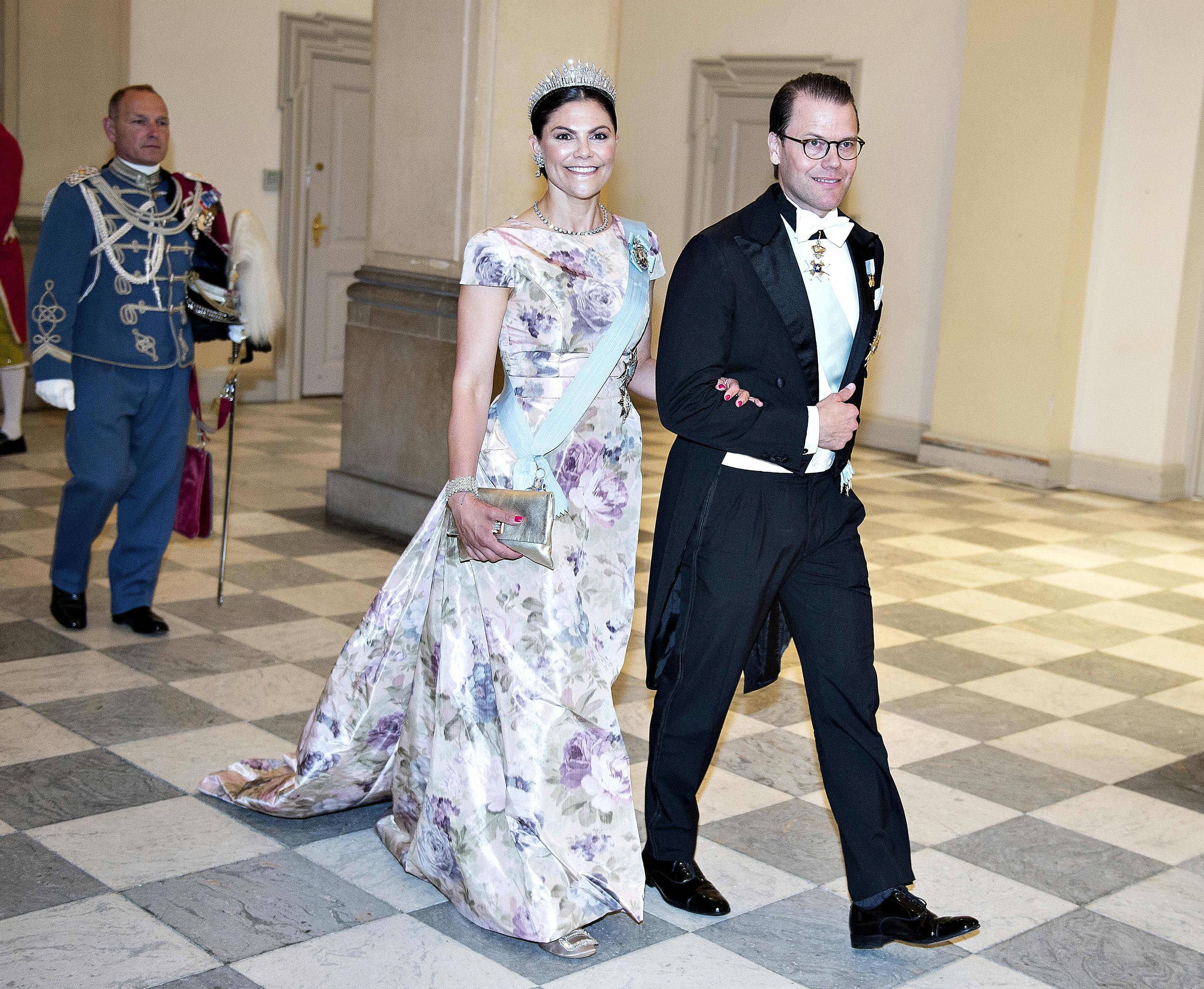 Sveriges kronprinsesse Victoria og prins Daniel ved gallataffel på Christiansborg Slot i anledning af kronprinsens 50 års fødselsdag.
