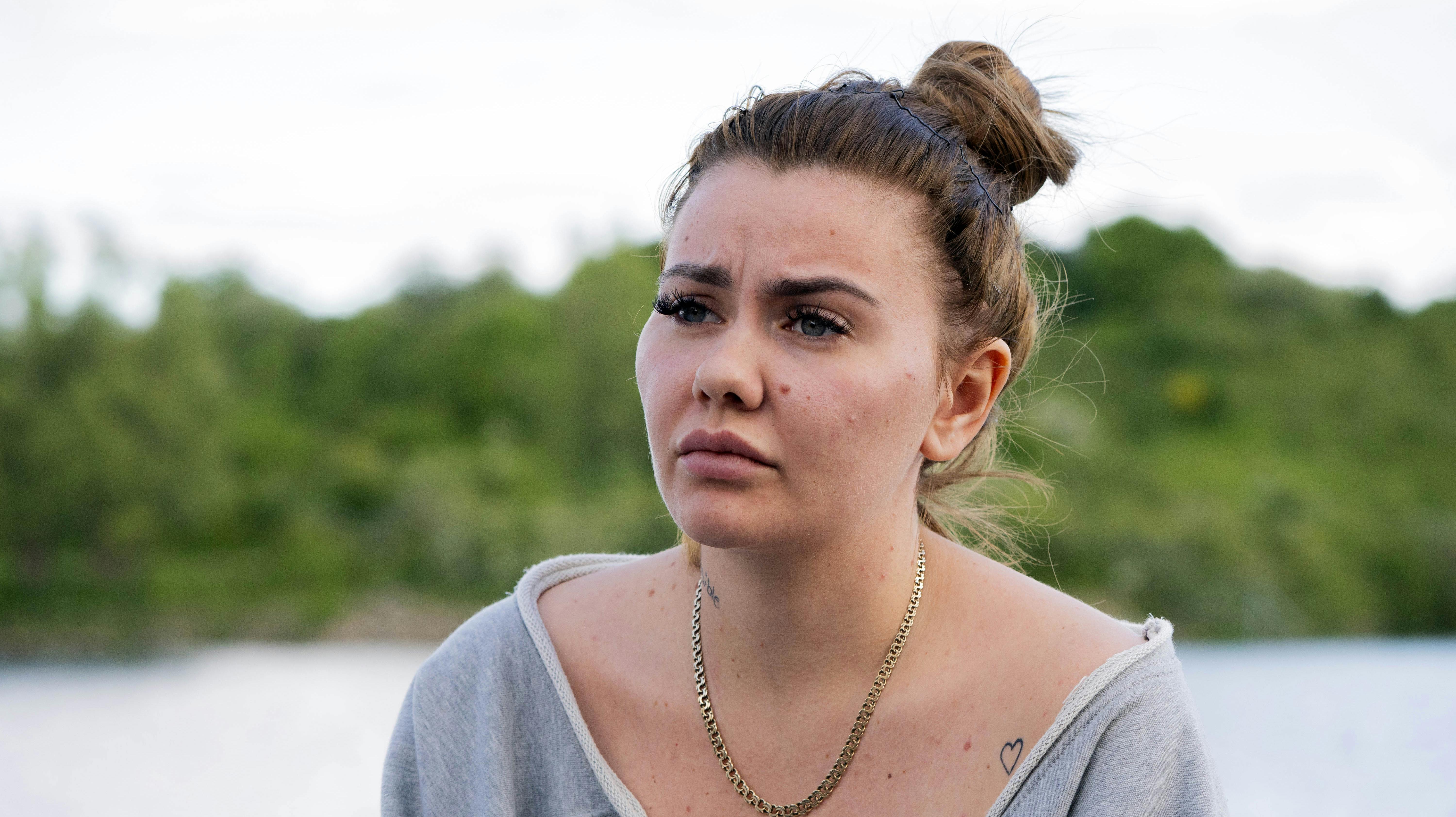 Fie Laursen er hårdt presset, efter hun er blevet gjort opmærksom på billederne af sønnen på de dystre deep web-sider