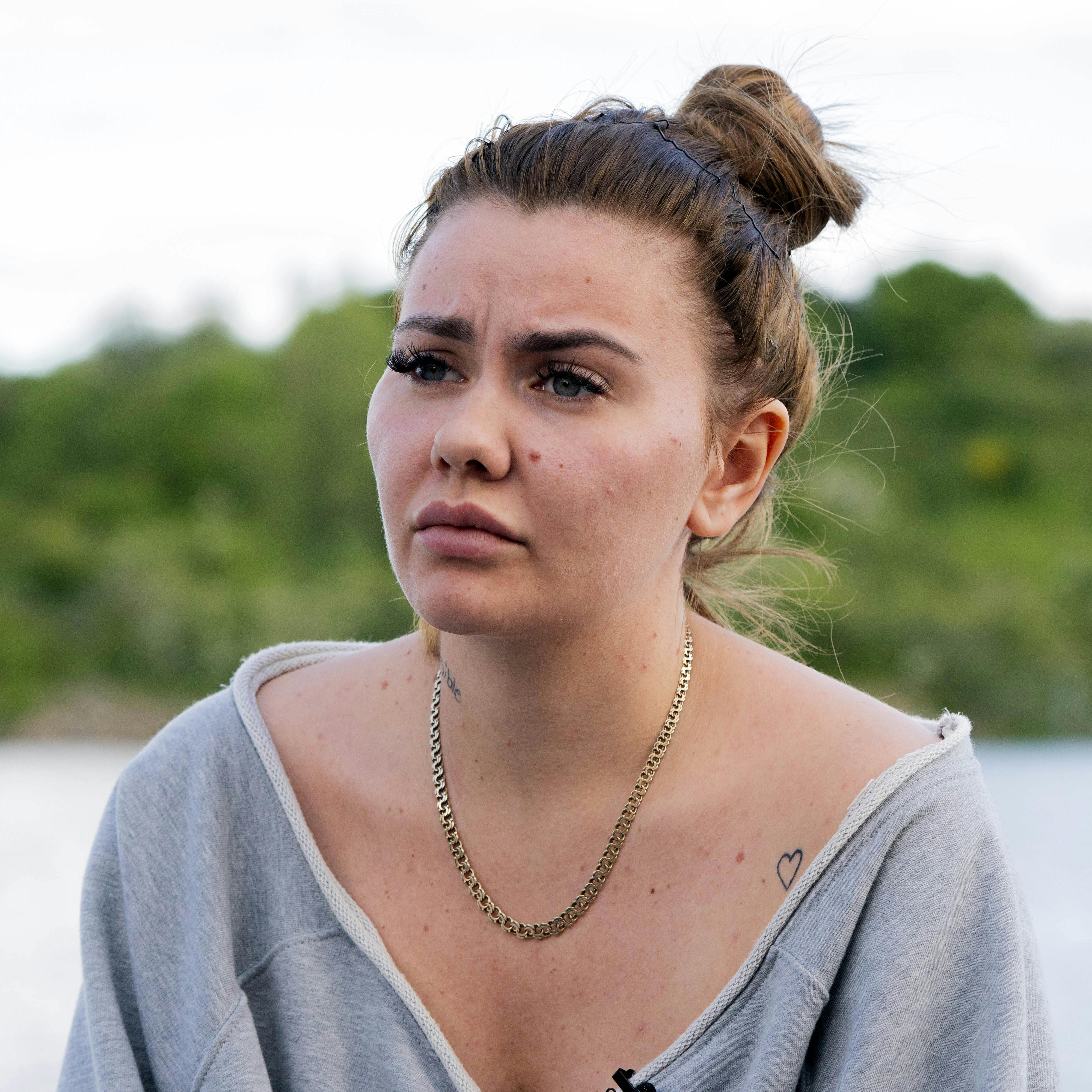 Fie Laursen er hårdt presset, efter hun er blevet gjort opmærksom på billederne af sønnen på de dystre deep web-sider