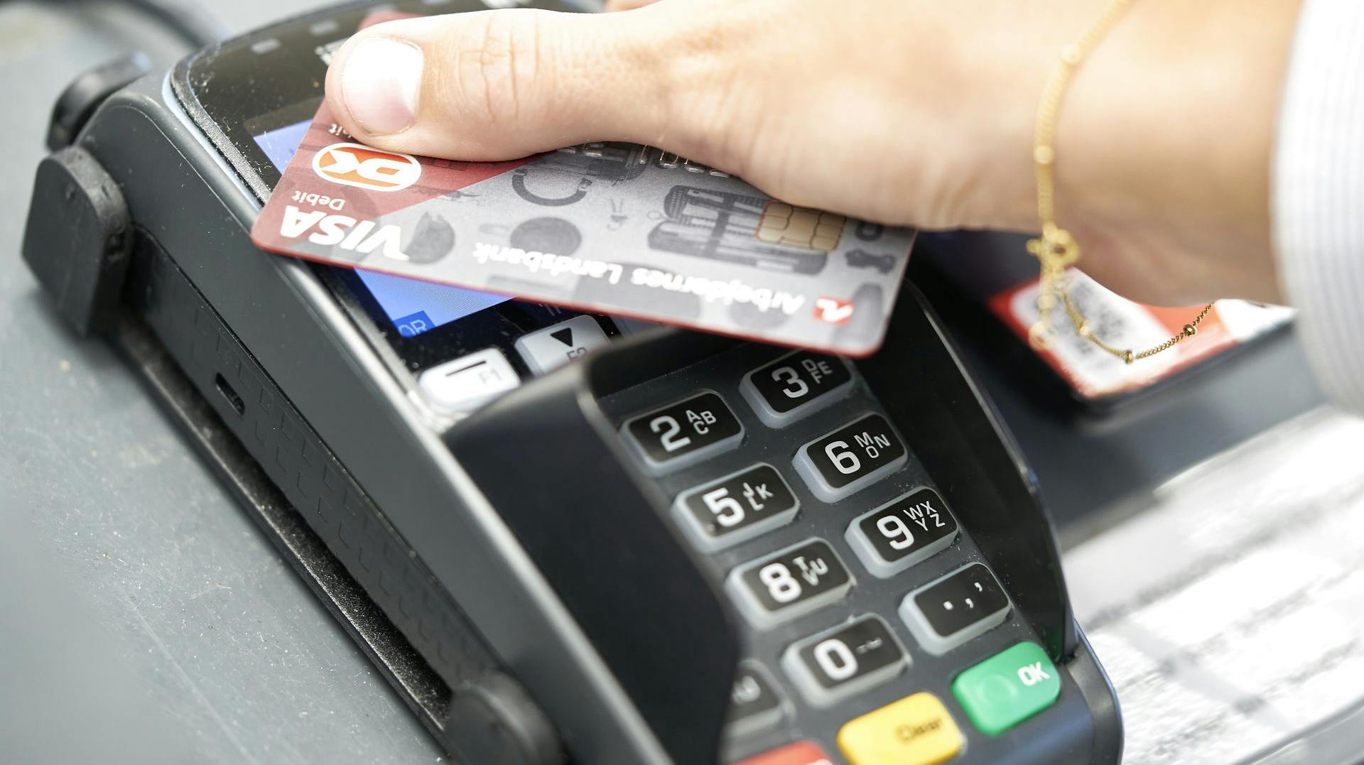 Det er blevet markant dyrere at betale for varerne i blandt andet supermarkedet.