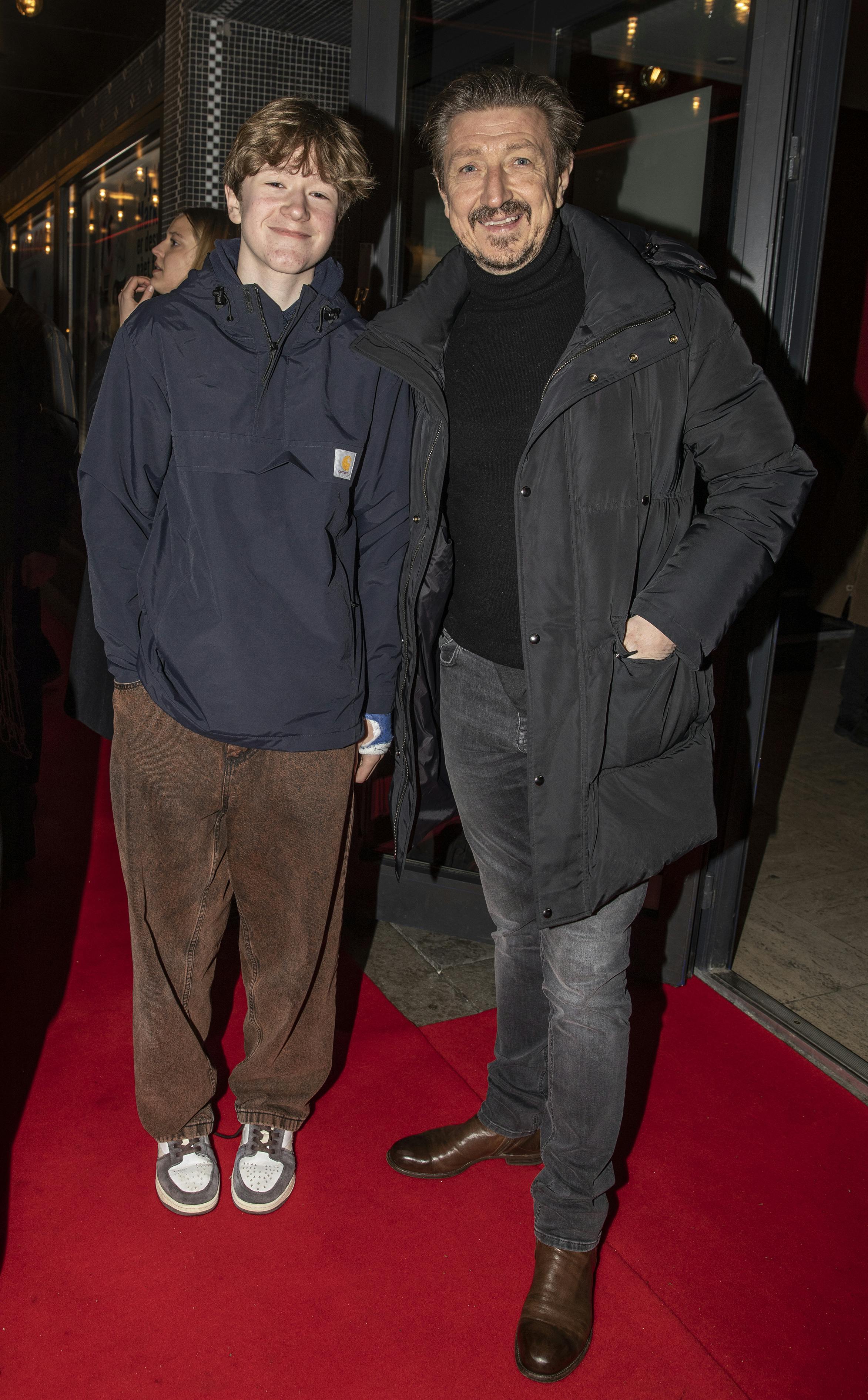 Far og søn Nicolaj Kopernikus og Louis Næss-Schmidt til premiere på forestillingen "Jytte fra Marketing er gået for i dag! på Nørrebro Teater.

