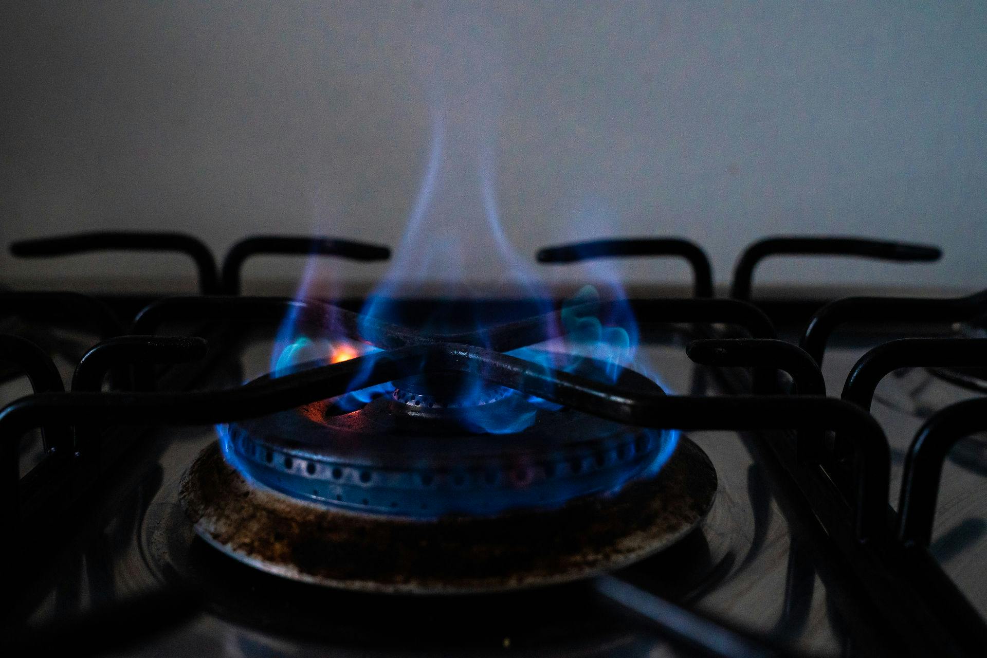 Har du gaskomfur i køkkenet, er du formentlig glad for at høre, at prisen på naturgas er faldet.