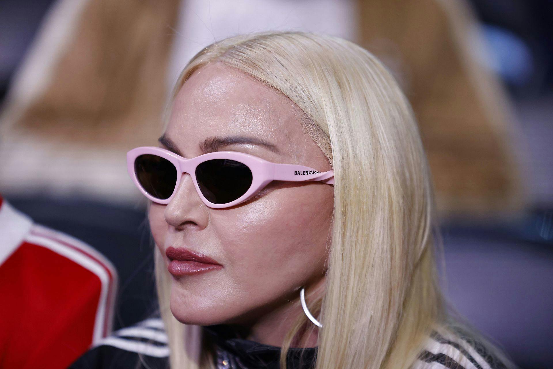 Madonna har delt video, der antyder, hun er lesbisk.
