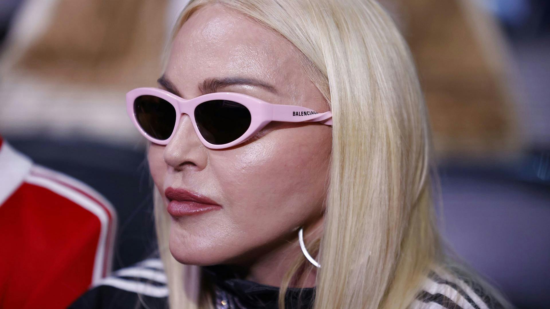 Madonna har delt video, der antyder hun er lesbisk.