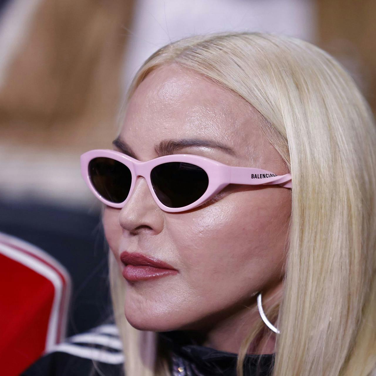 Madonna har delt video, der antyder, hun er lesbisk.