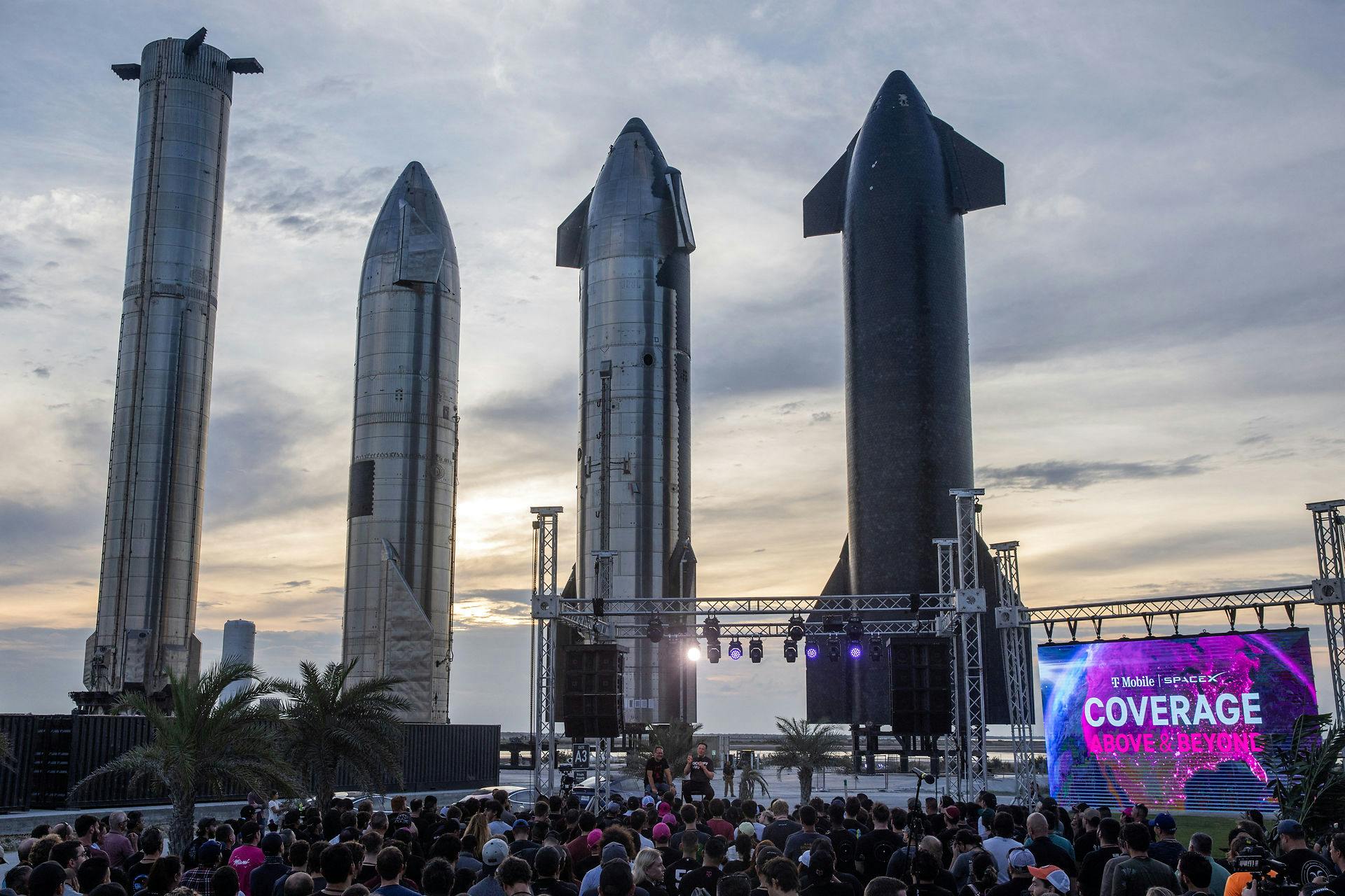 Elon Musk står rumfartsvirksomheden SpaceX. Her er målet at reducere prisen på opsendelser i rummet.