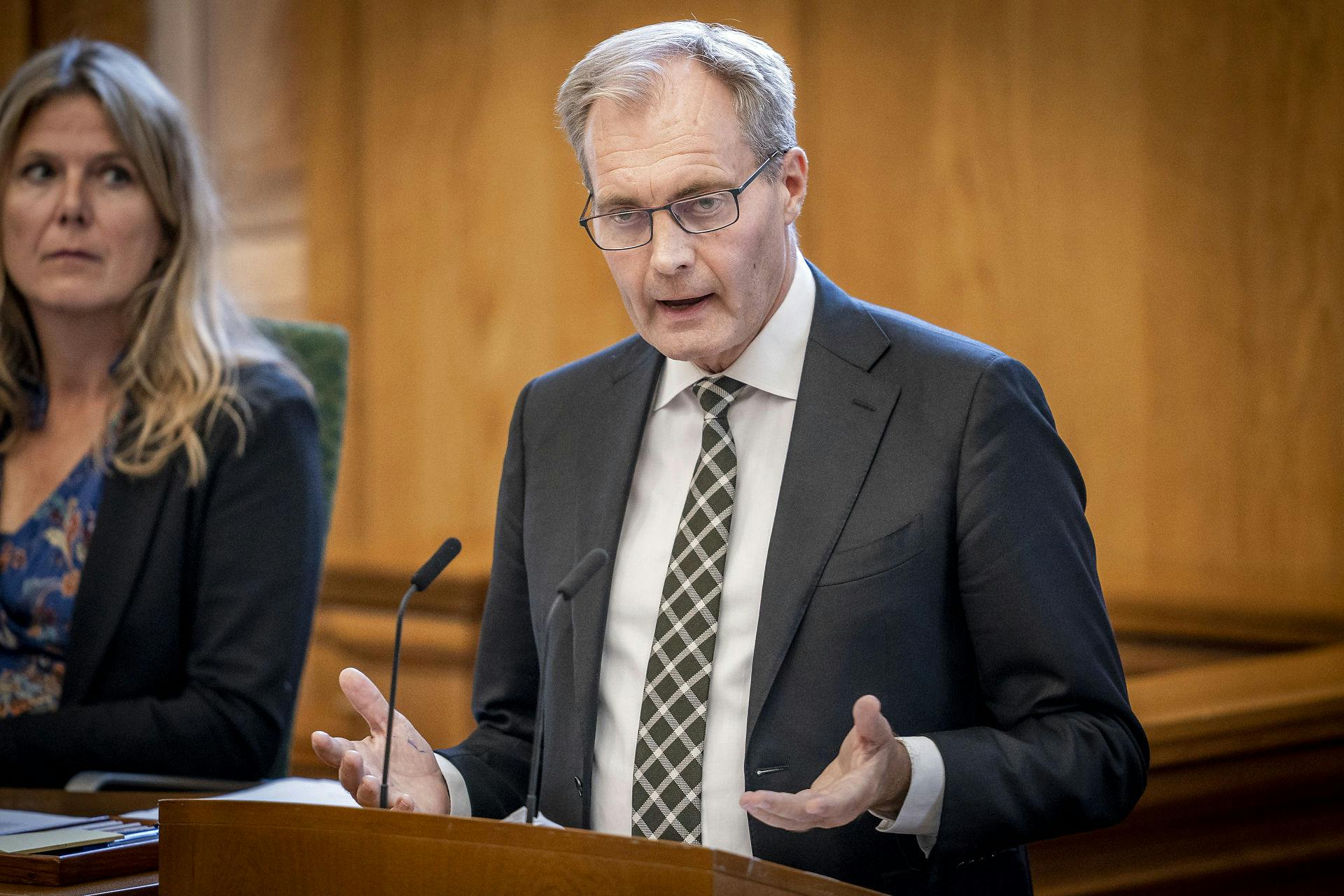 Peter Skaarup (DD) kalder det for "københavneri", når en slagter i Ikast for en stor bøde for at skrive 'æg' med småt.