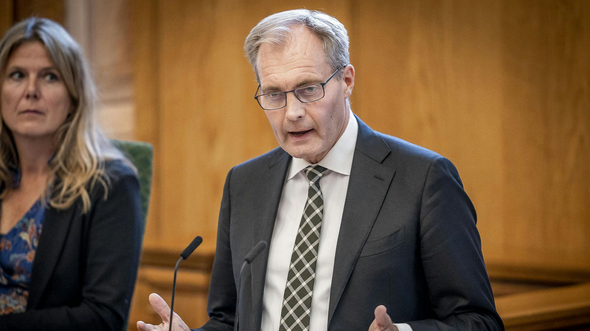 Peter Skaarup (DD) kalder det for "københavneri", når en slagter i Ikast for en stor bøde for at skrive 'æg' med småt.