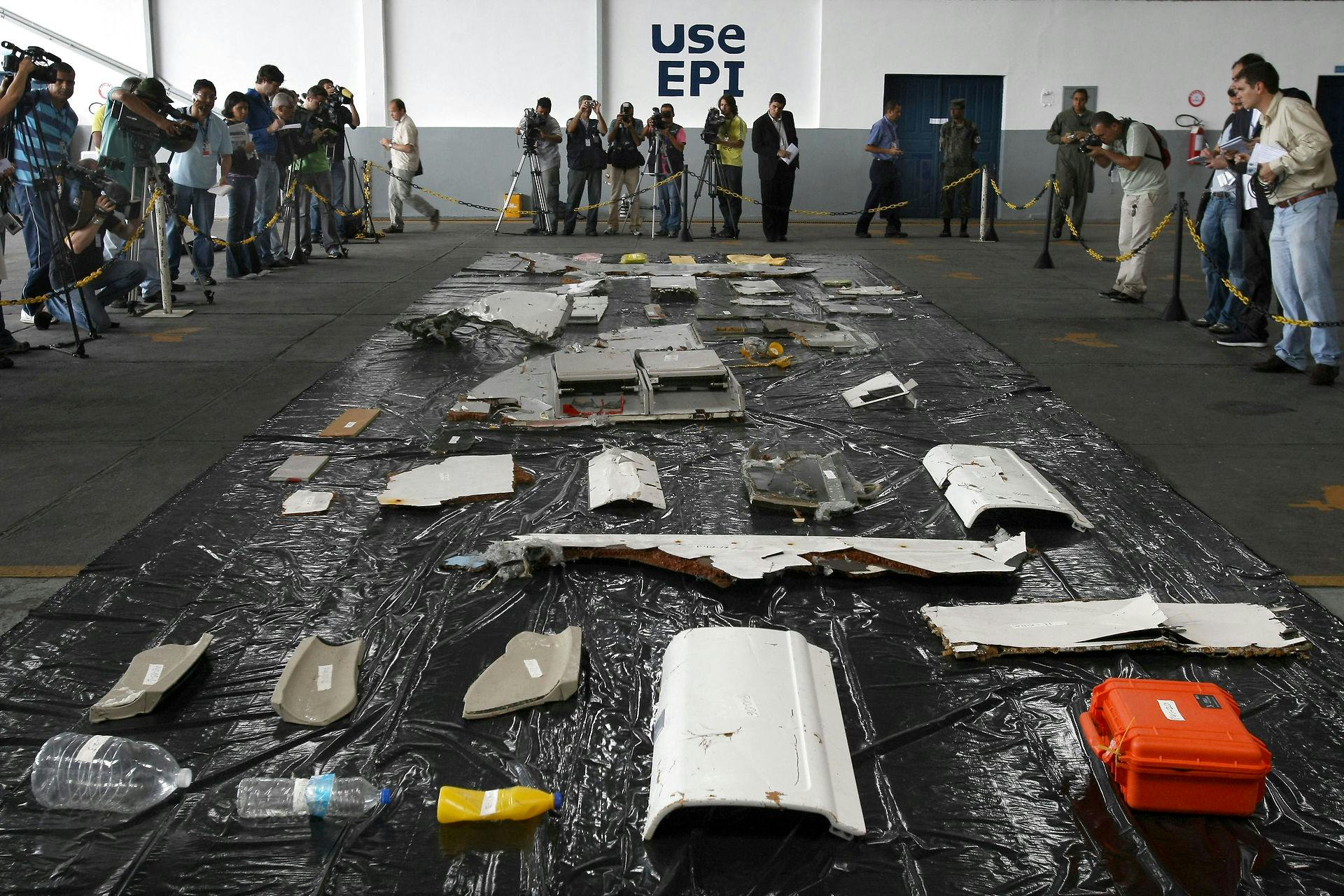 Dette billede fra juni 2009 viser vragdele, der er fisket op af havet. Delen stammer formentlig alle fra det nedstyrtede Air France-fly. 
