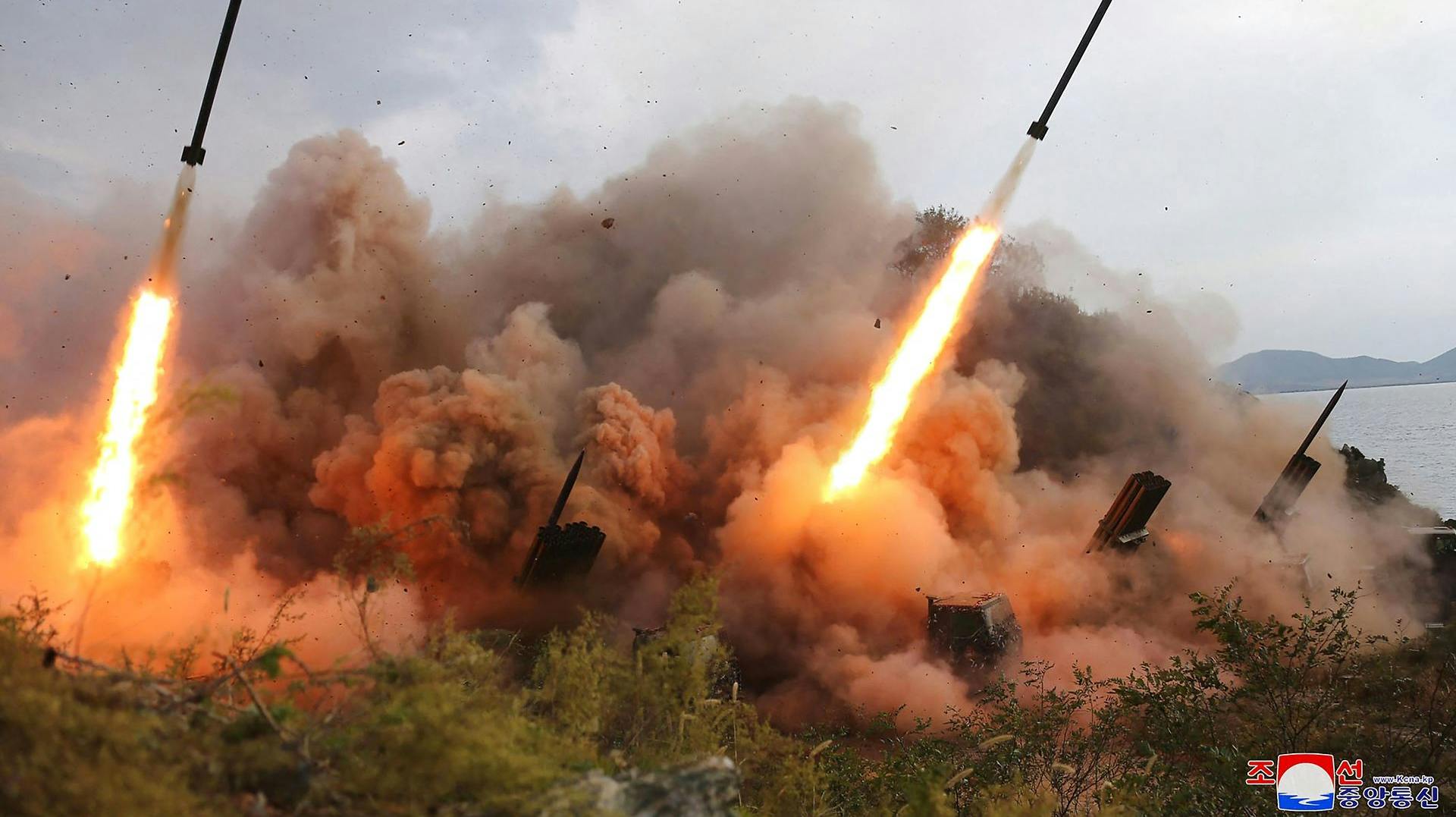 Nordkorea har affyret missiler med falske atomsprænghoveder.