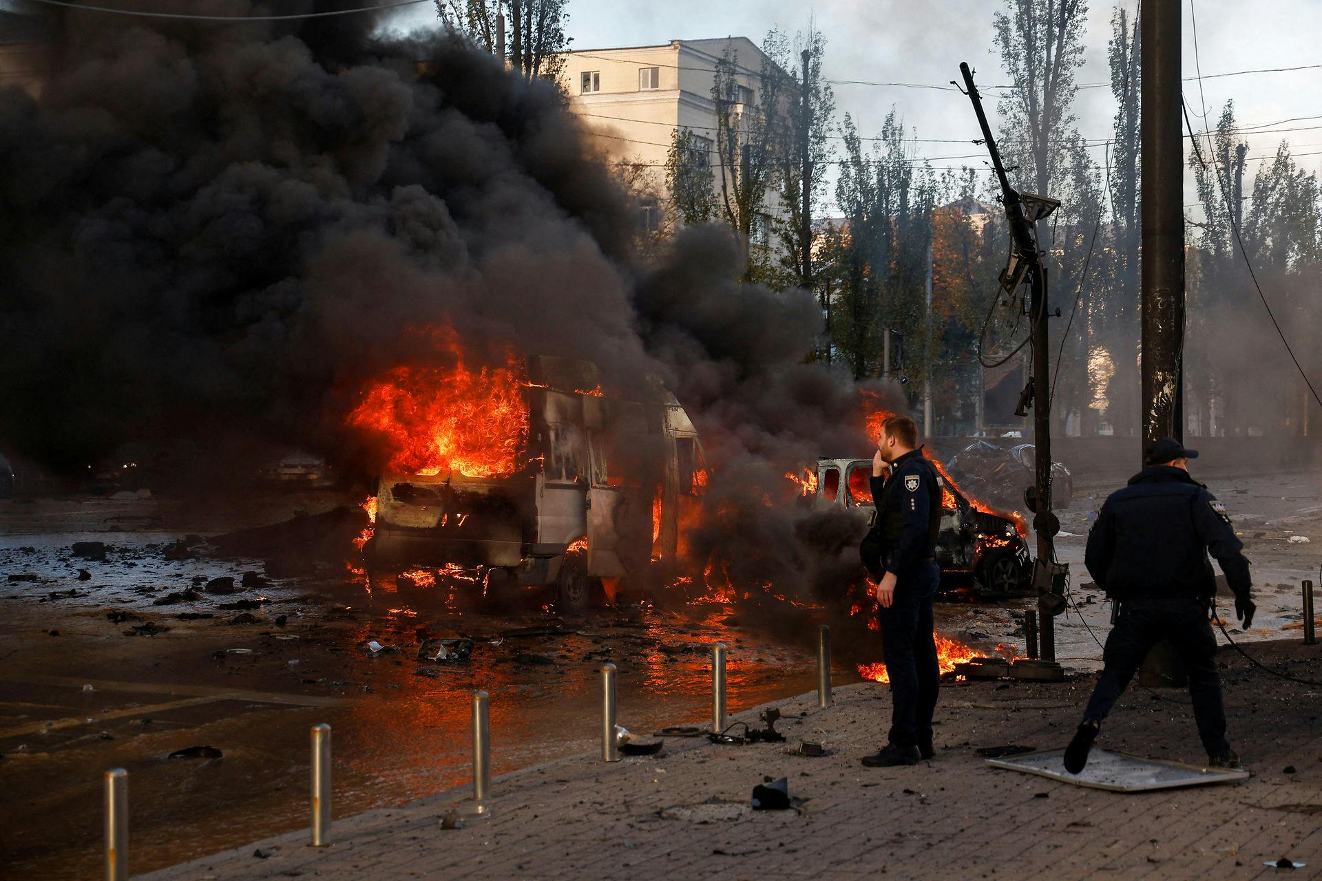 Biler brød i brand efter angrebet på den ukrainske hovedstad.