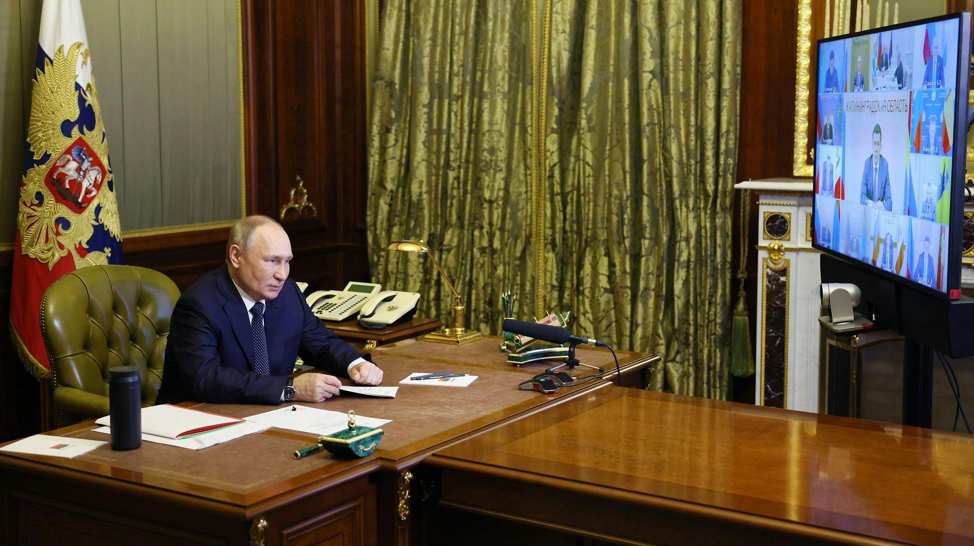 Vladimir Putin skal ikke nyde noget af at mødes med sine topchefer. Al kommunikation foregår via et videolink.