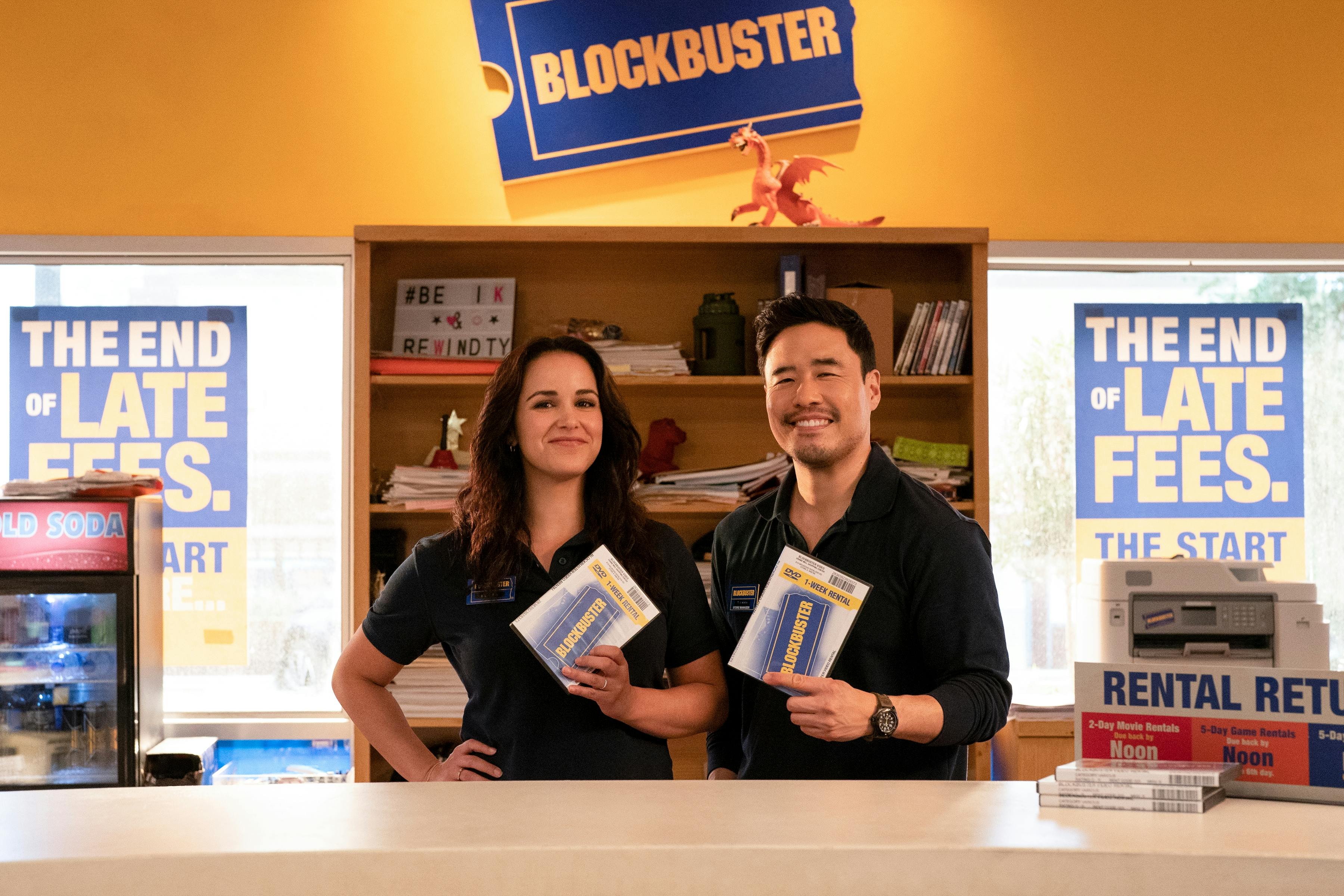 Melissa Fumero og Randall Park spiller hovedrollerne i den kommende komedieserie "Blockbuster". 