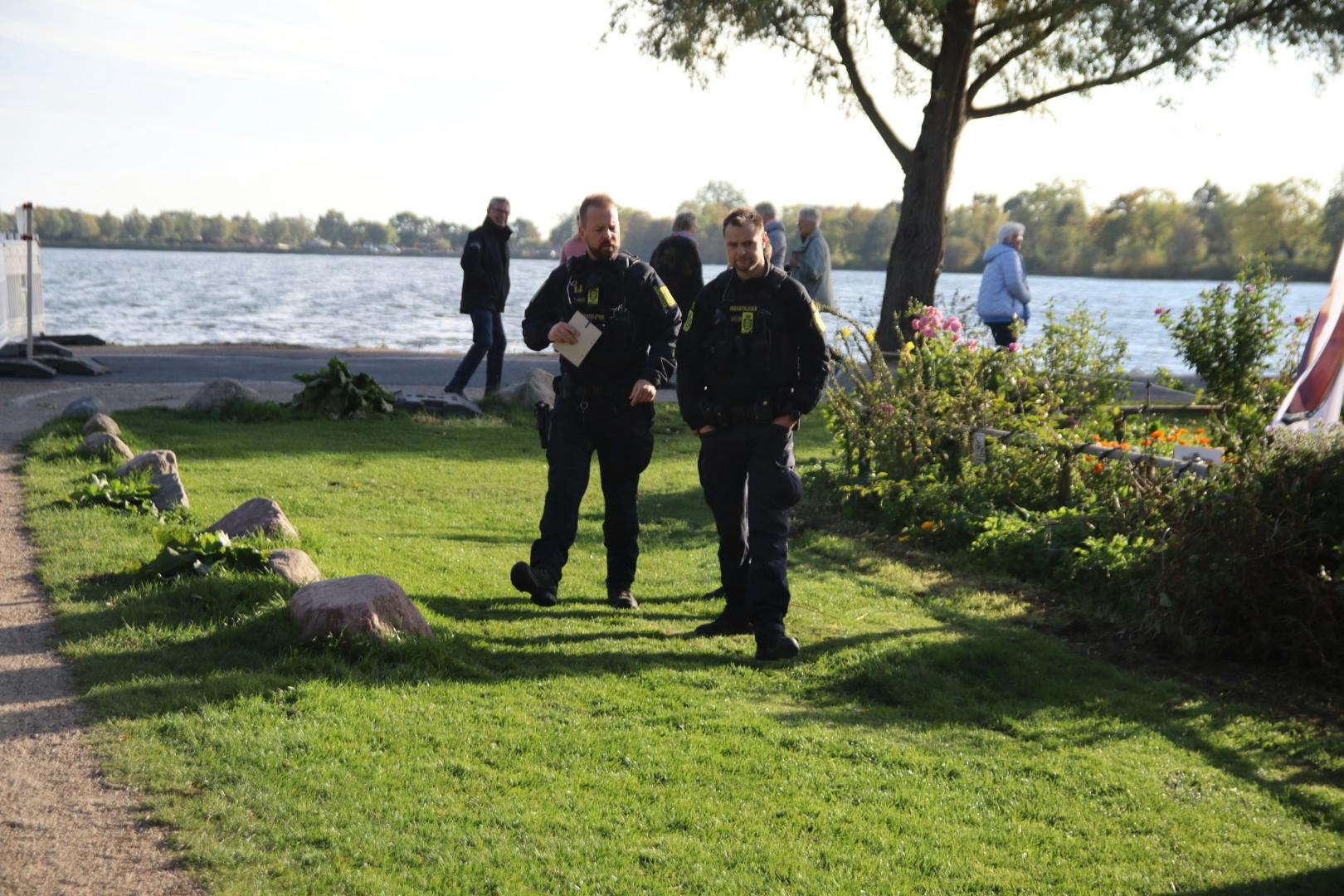 Politiet er til stede ved Damhussøen, hvor en mand er blevet fundet død.