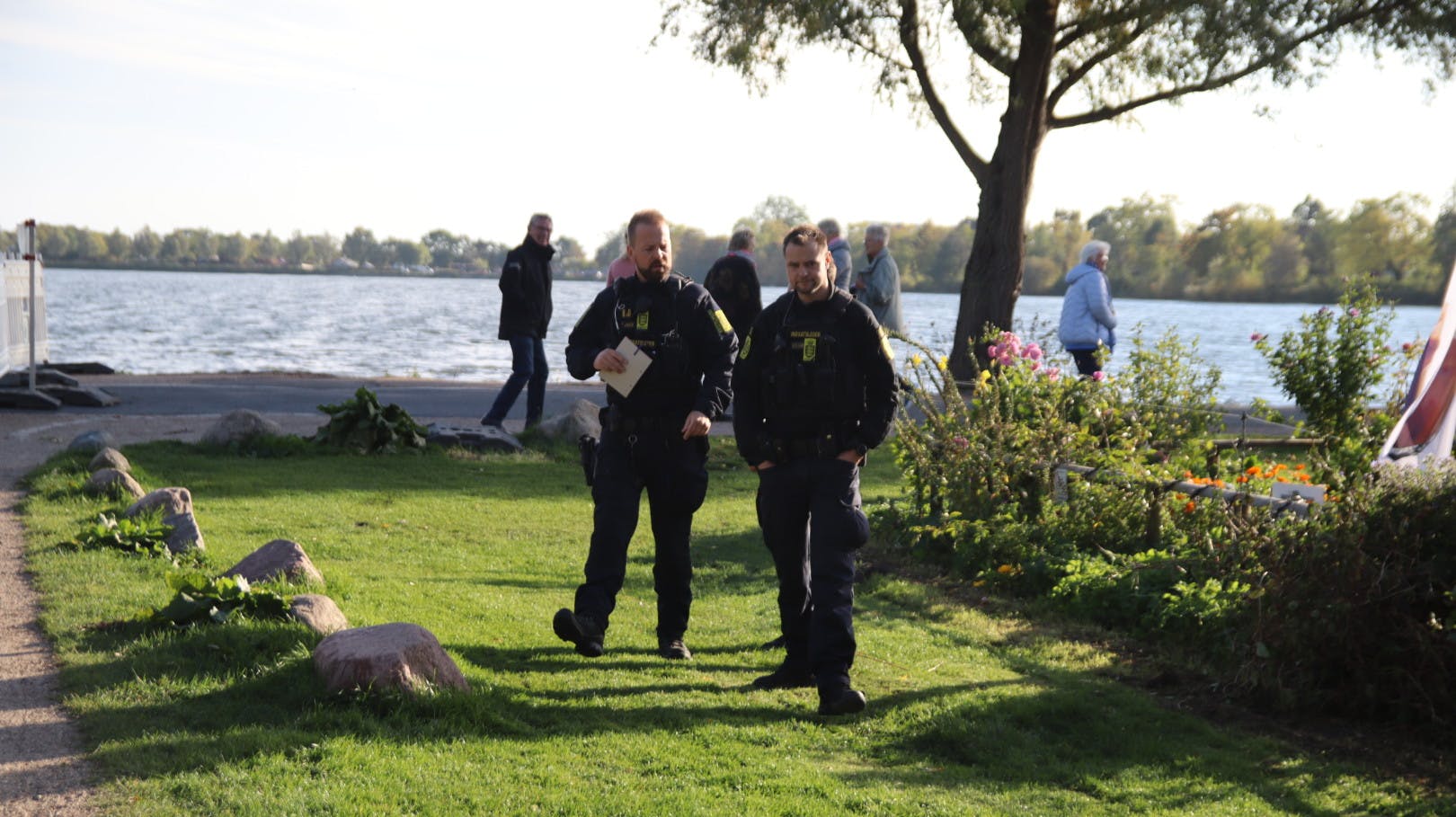 Politiet er til stede ved Damhussøen, hvor en mand er blevet fundet død.