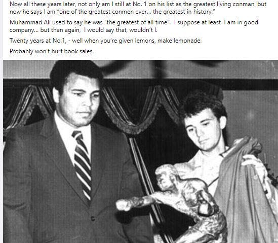 Muhammed Ali havde også "fornøjelsen" af at møde Peter Foster. - Billedet vil nok ikke skade salget af bogen, konstaterer Foster.