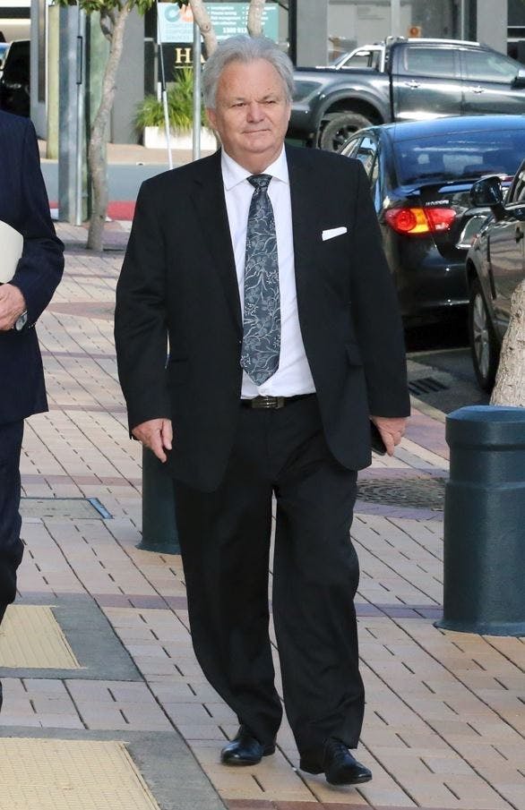 Peter Foster på vej til retten i Queensland.