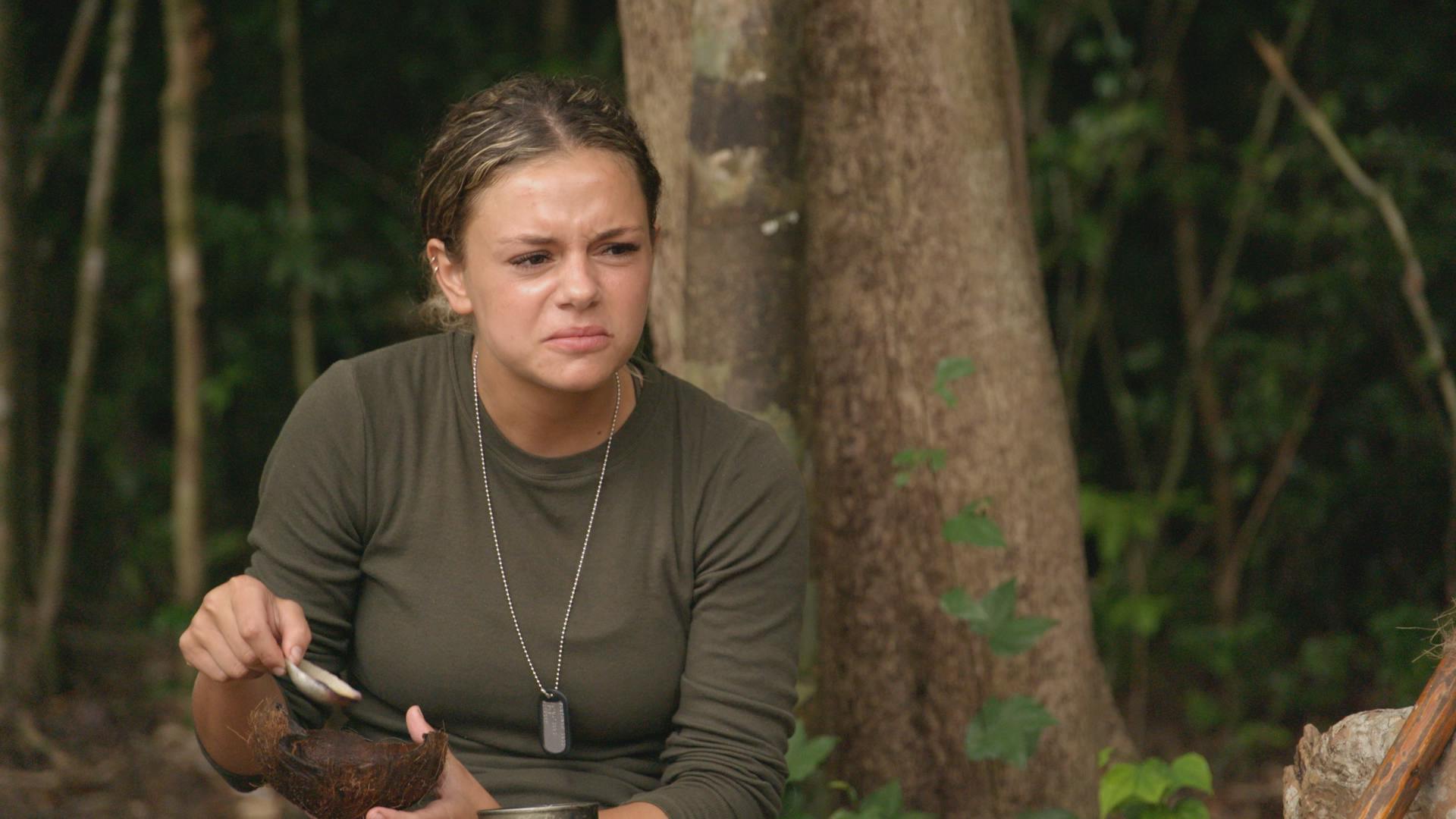 Naja forsøger at finde en grimasse, der kan passe.